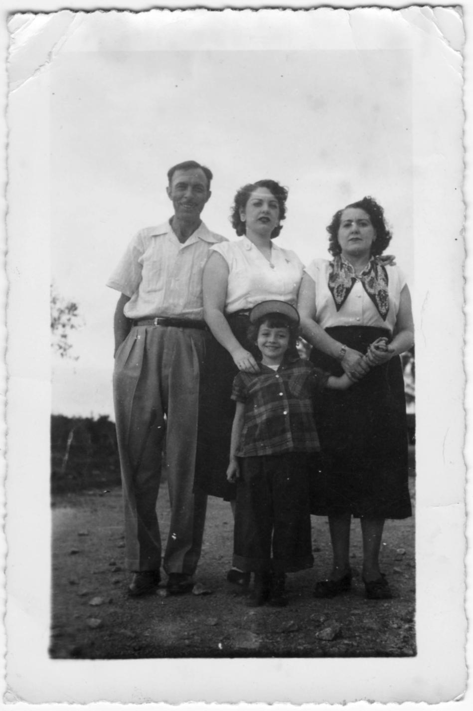 Imagen - Ángel, Conchita y la abuela América, hacia 1955.