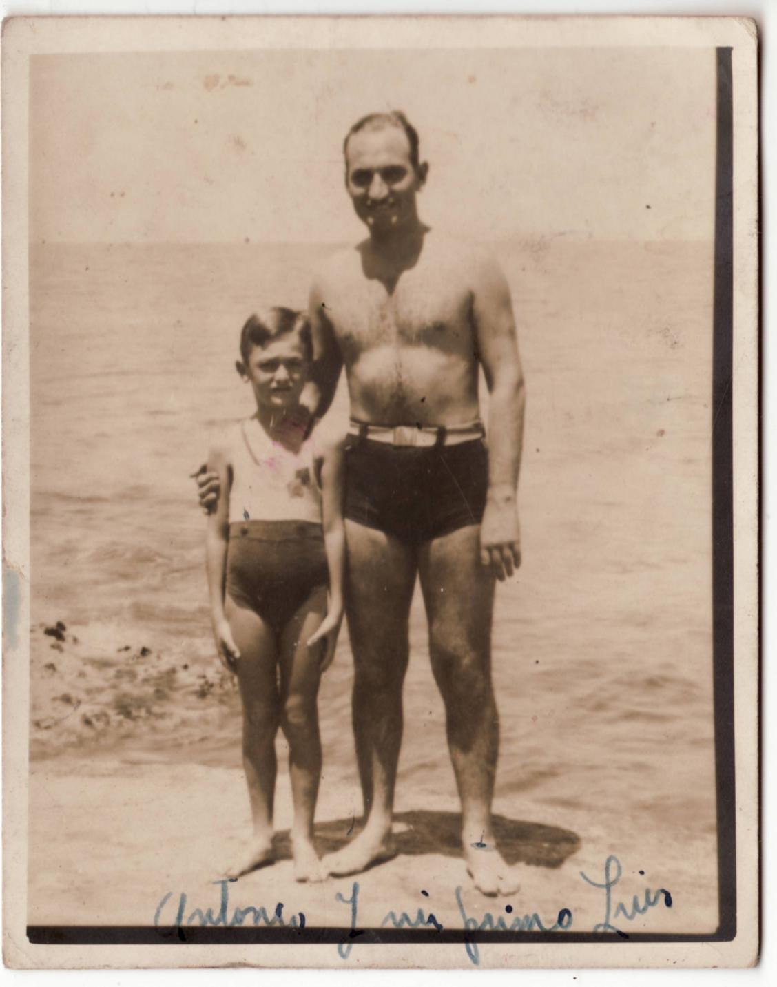 Imagen - Antonio y mi primo Luis en la playa, hacia 1938