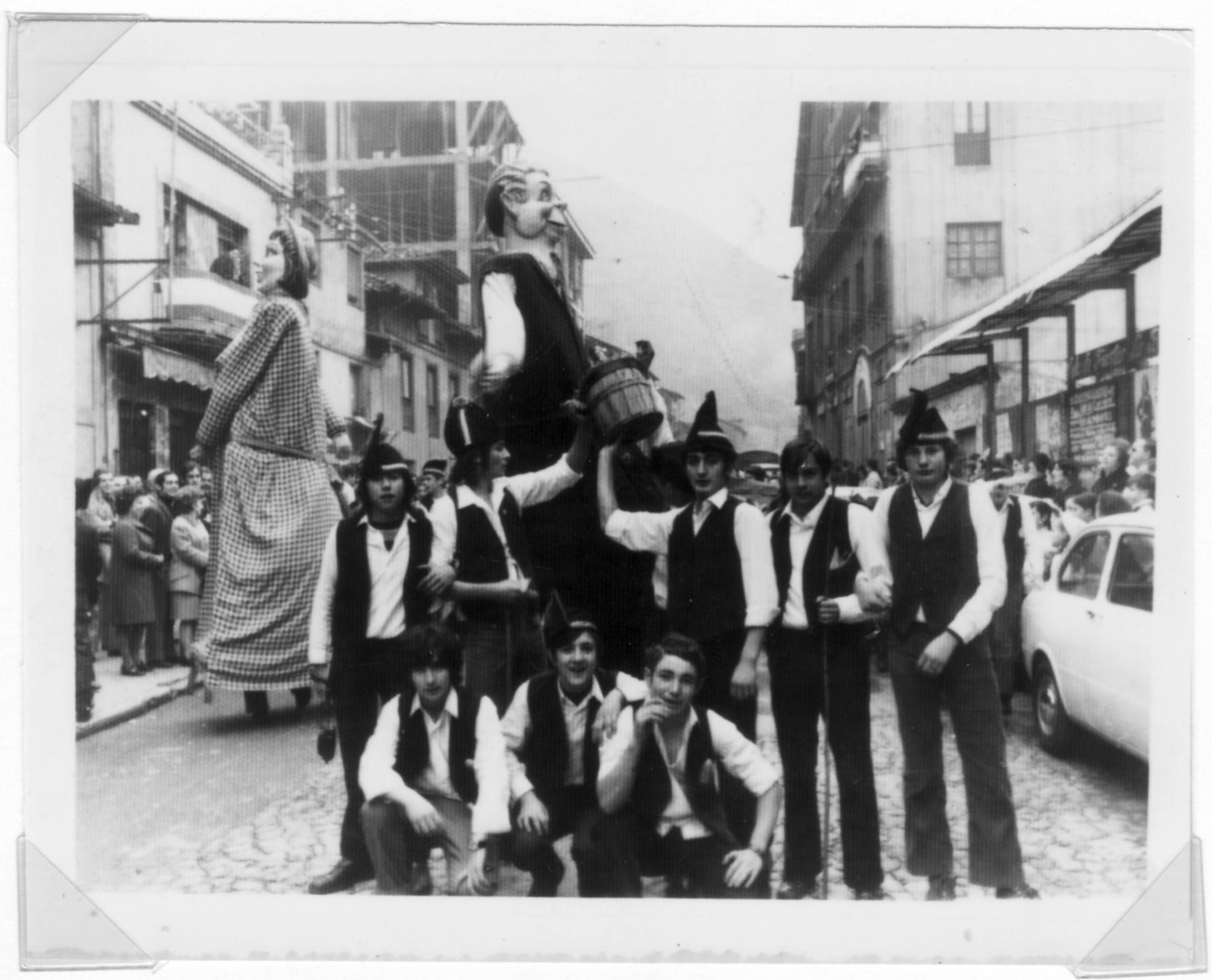 Imagen - Baile de los gigantes en San Martín de Moreda, 1972