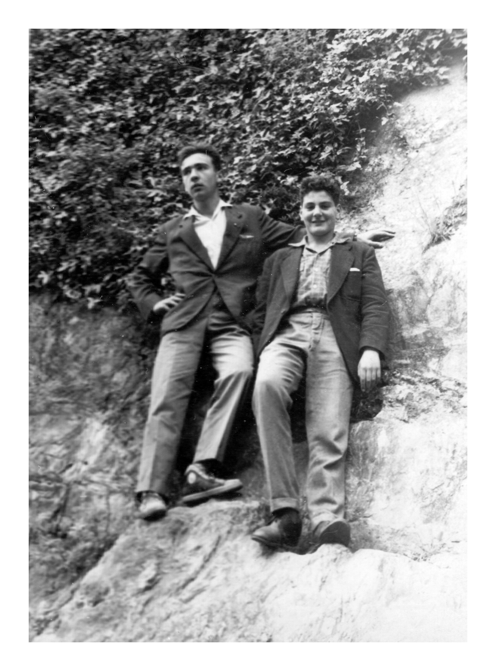 Imagen - Cándido y Gilberto en el patio del Instituto de Corias, Cangas del Narcea