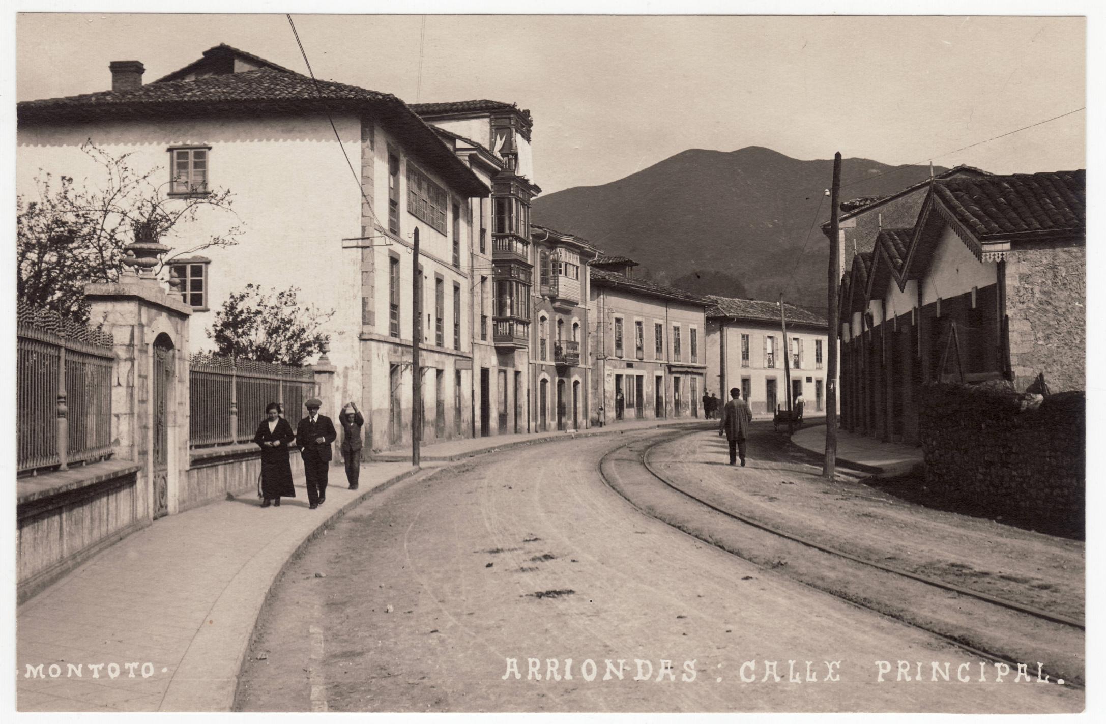 Imagen - Calle principal de Arriondas en el 1900. Foto Montoto