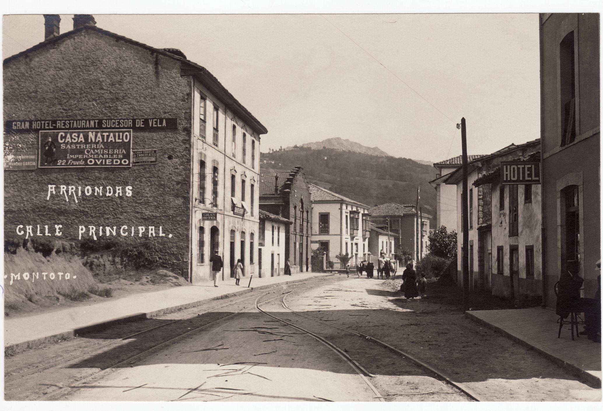 Imagen - Calle principal de Arriondas hacia el 1900. Foto Montoto