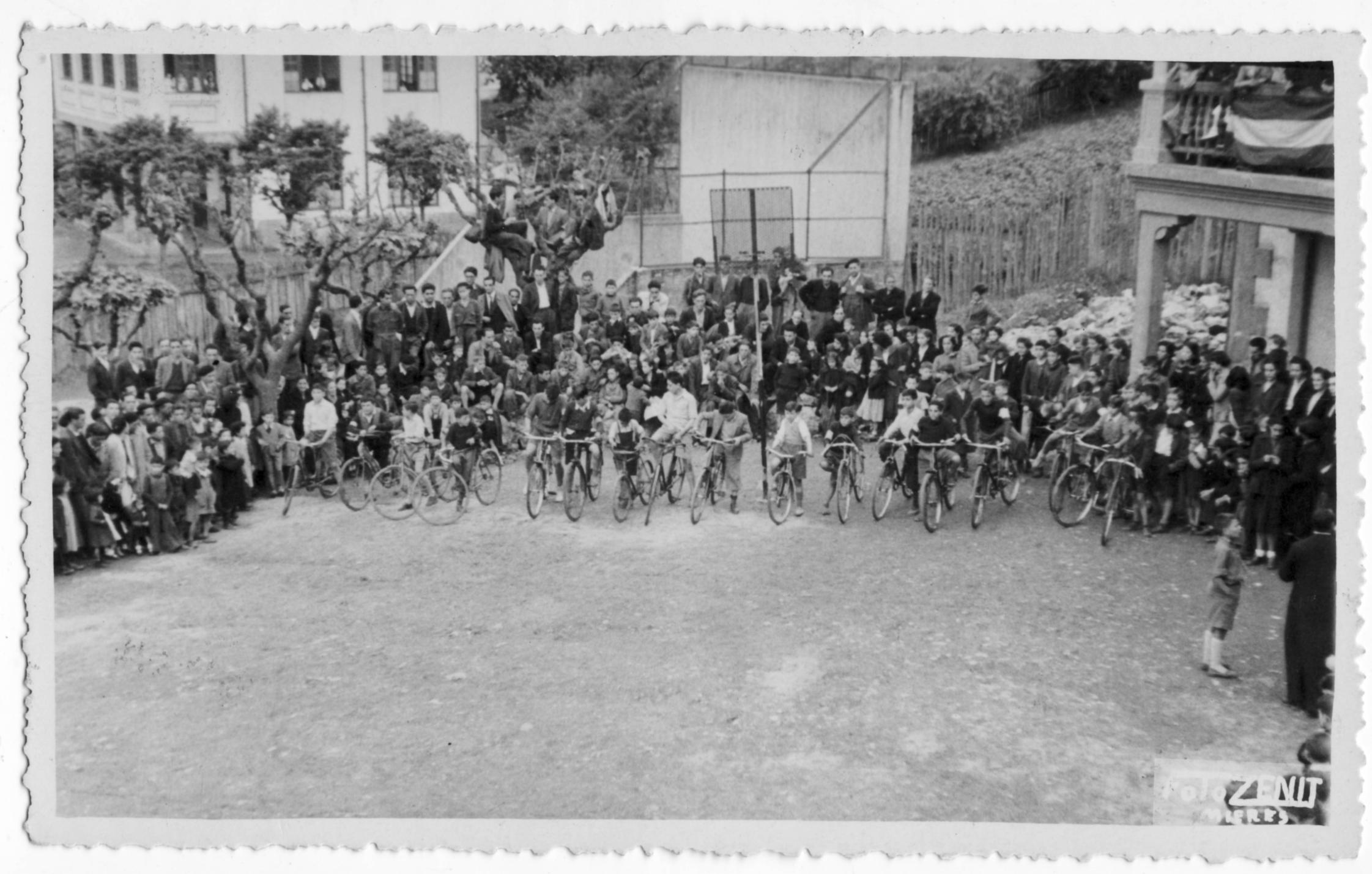 Imagen - Carrera de bicicletas en la fiesta de La Salle, Ujo, 1951