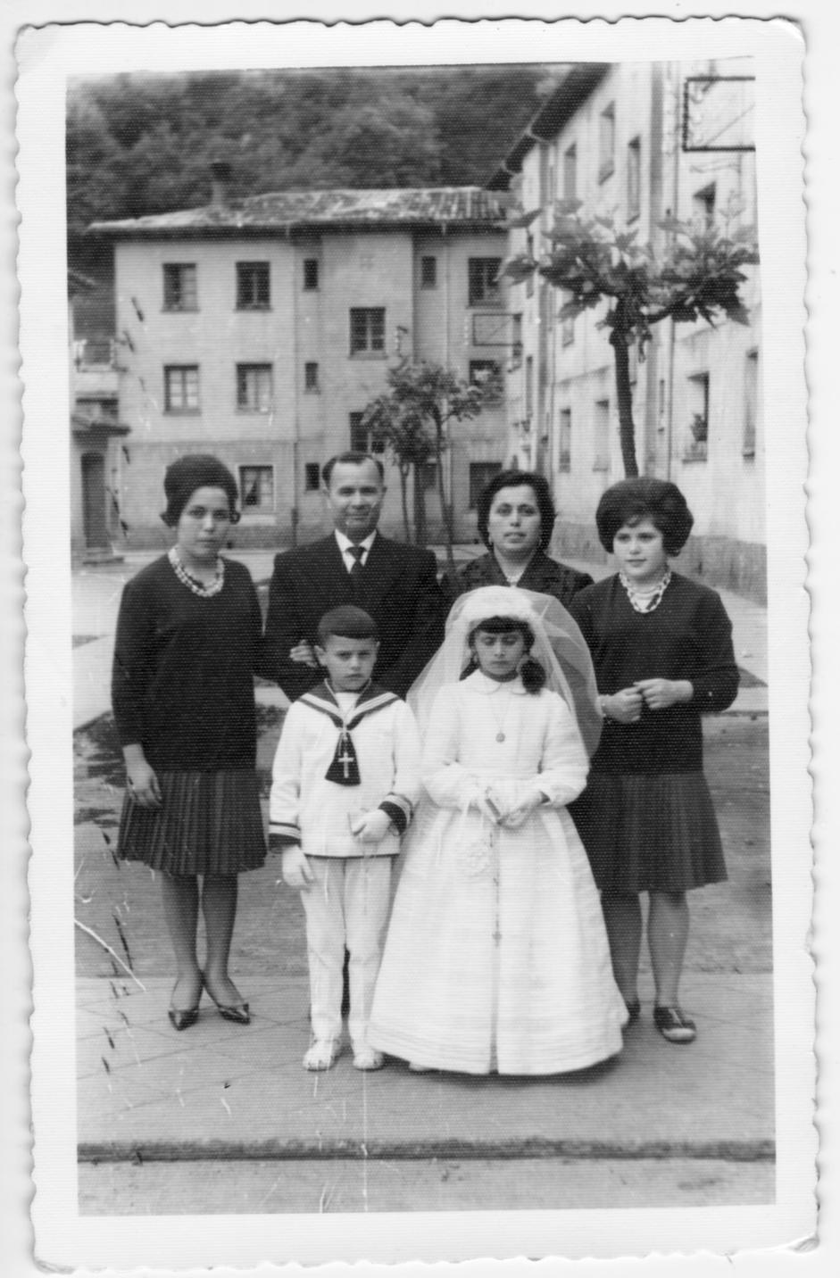 Imagen - Comunión de Manuel y Luisa Pérez León, hacia 1962-63.