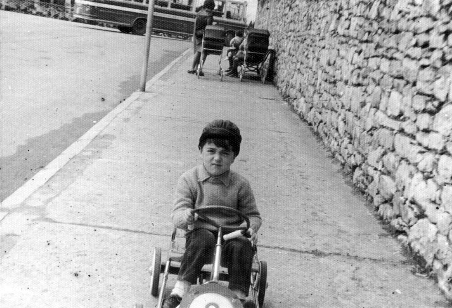 Imagen - Con su coche de carreras por la acera