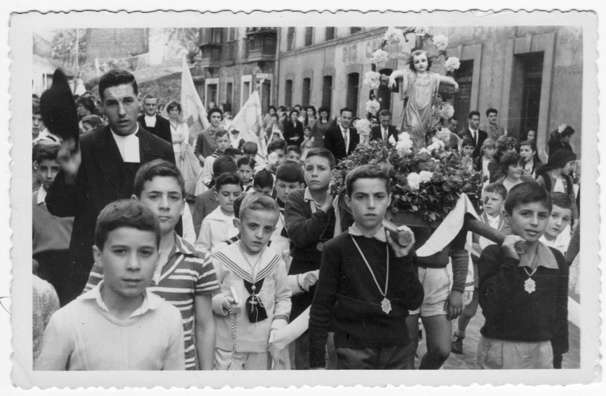 Imagen - Congregantes del Niño Jesús en procesión por Ujo en 1960