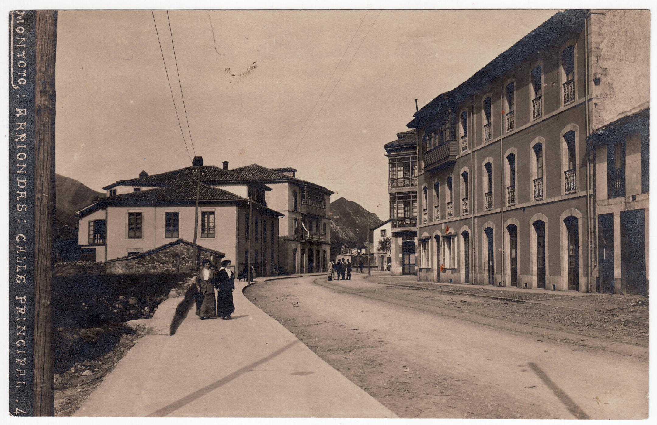 Imagen - Damas paseando por la calle principal de Arriondas en el 1905. Foto Montoto