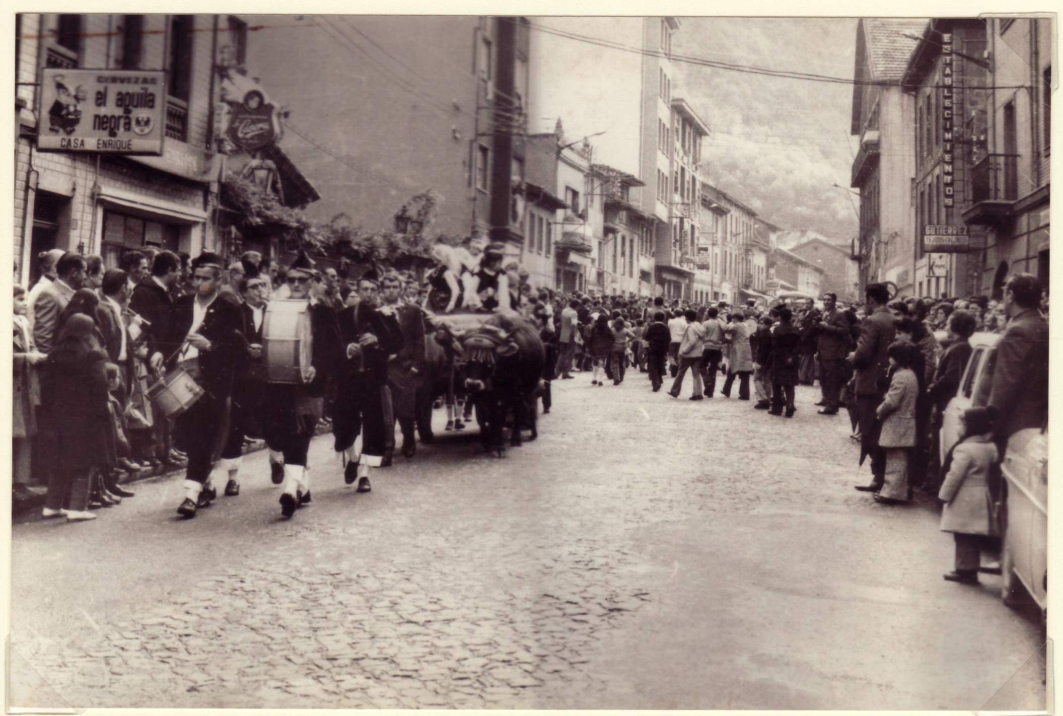 Imagen - Desfile de carrozas por las calles de Moreda, 1973