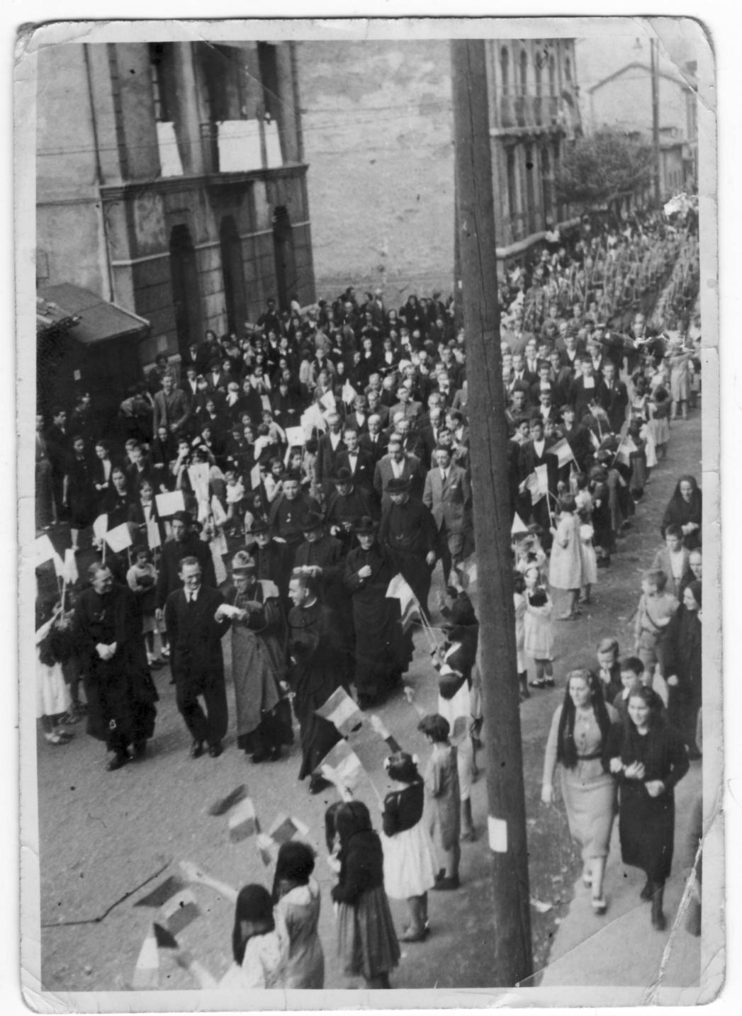 Imagen - Desfile en Moreda encabezado por religiosos.