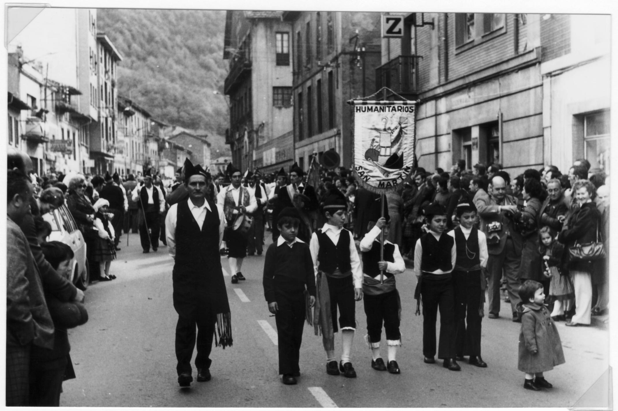 Imagen - Desfile por la carretera general de Moreda, Aller, 1974