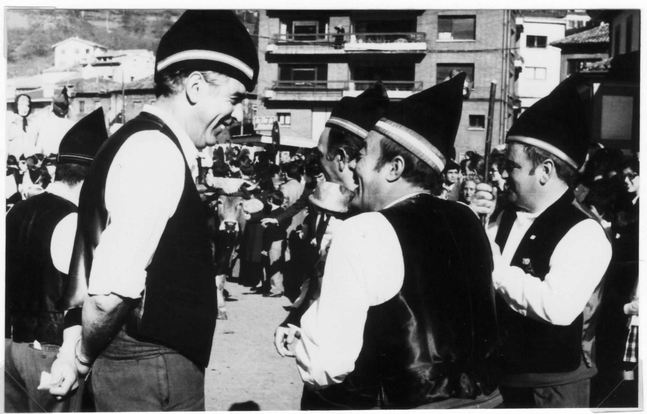 Imagen - Disfrutando de la fiesta de San Martín, Moreda, 1974