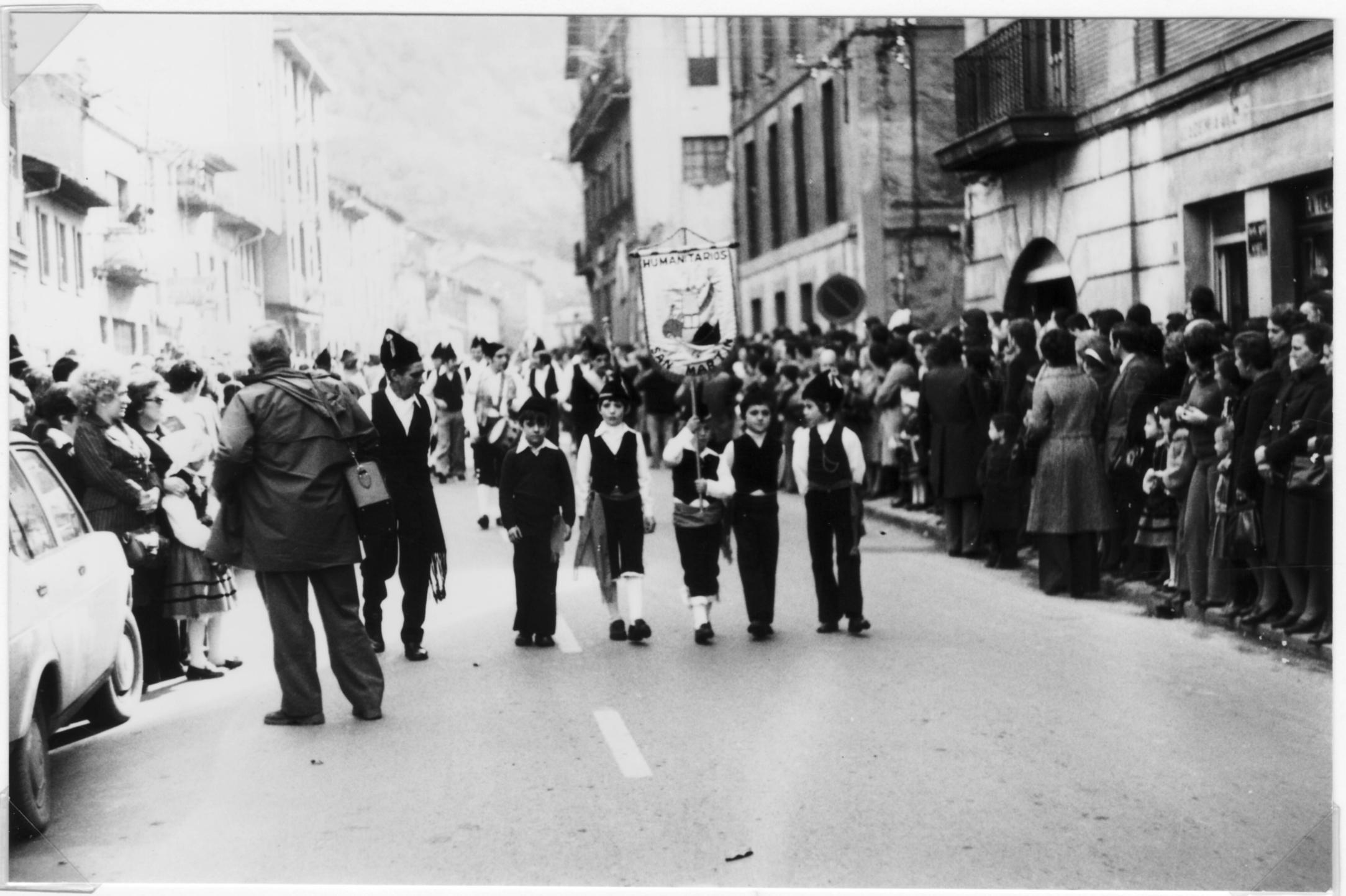 Imagen - El fotógrafo Esteban en el desfile de Moreda de Aller, 1974