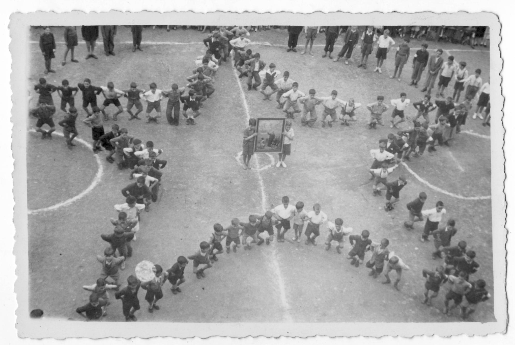 Imagen - En formación de estrella con el cuadro de los lasalianos, años 1950