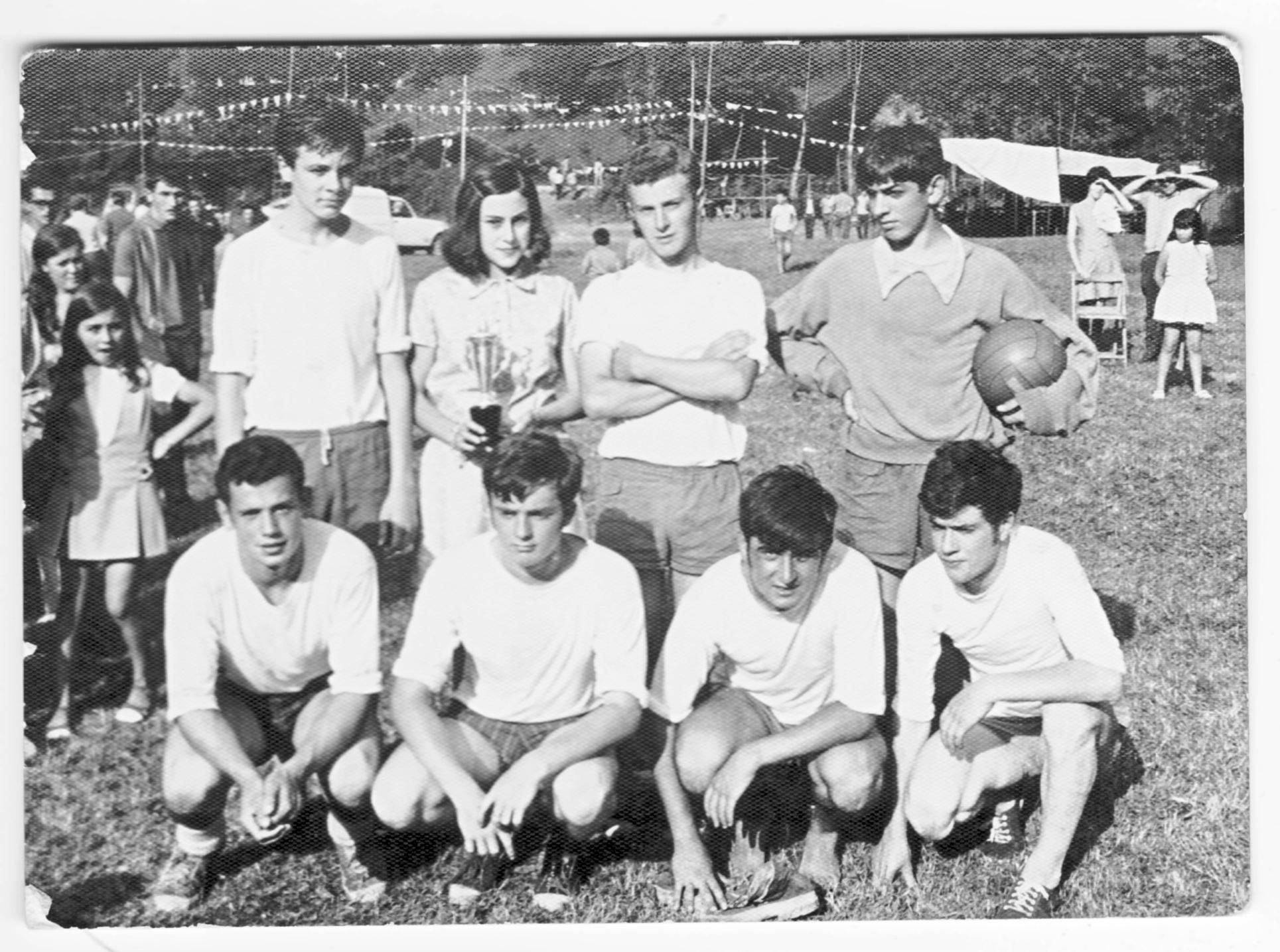 Imagen - Equipo de aficionados en las fiestas de San Cipriano, Bimenes, 1966