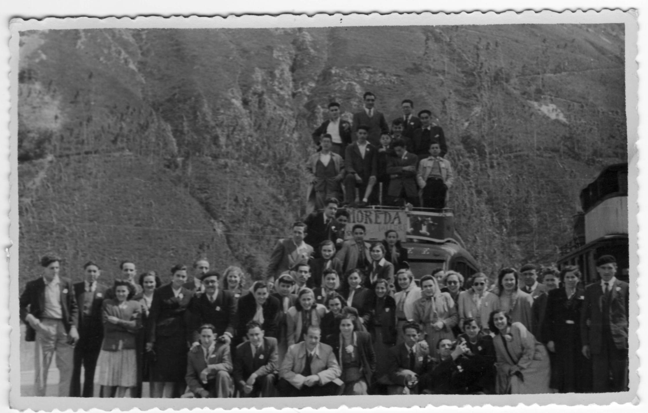 Imagen - Excursión de vecinos de Moreda a Covadonga, hacia 1950