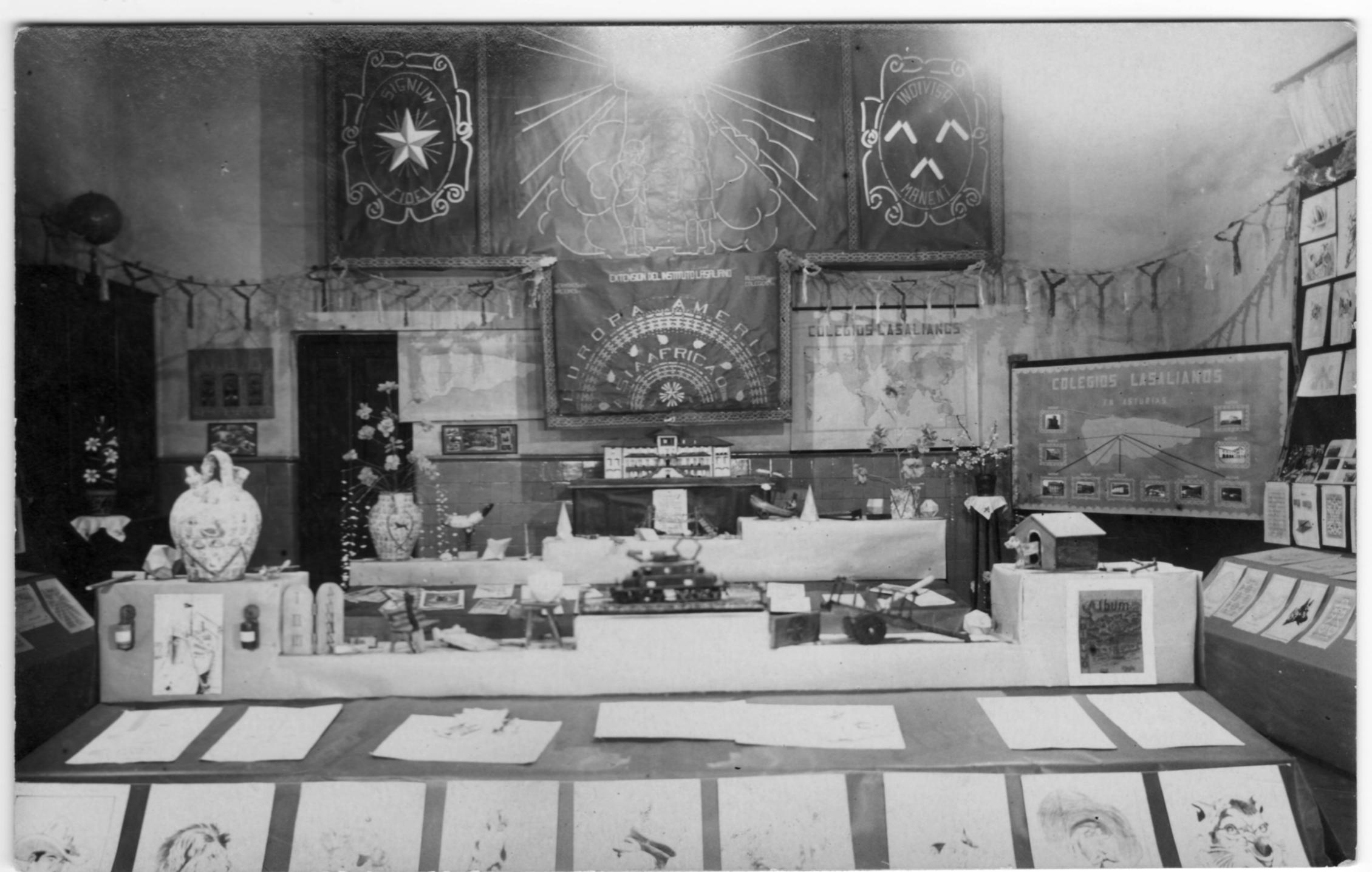 Imagen - Exposición en La Salle de Ujo con el Signum Fidei y el Indivisa Manent