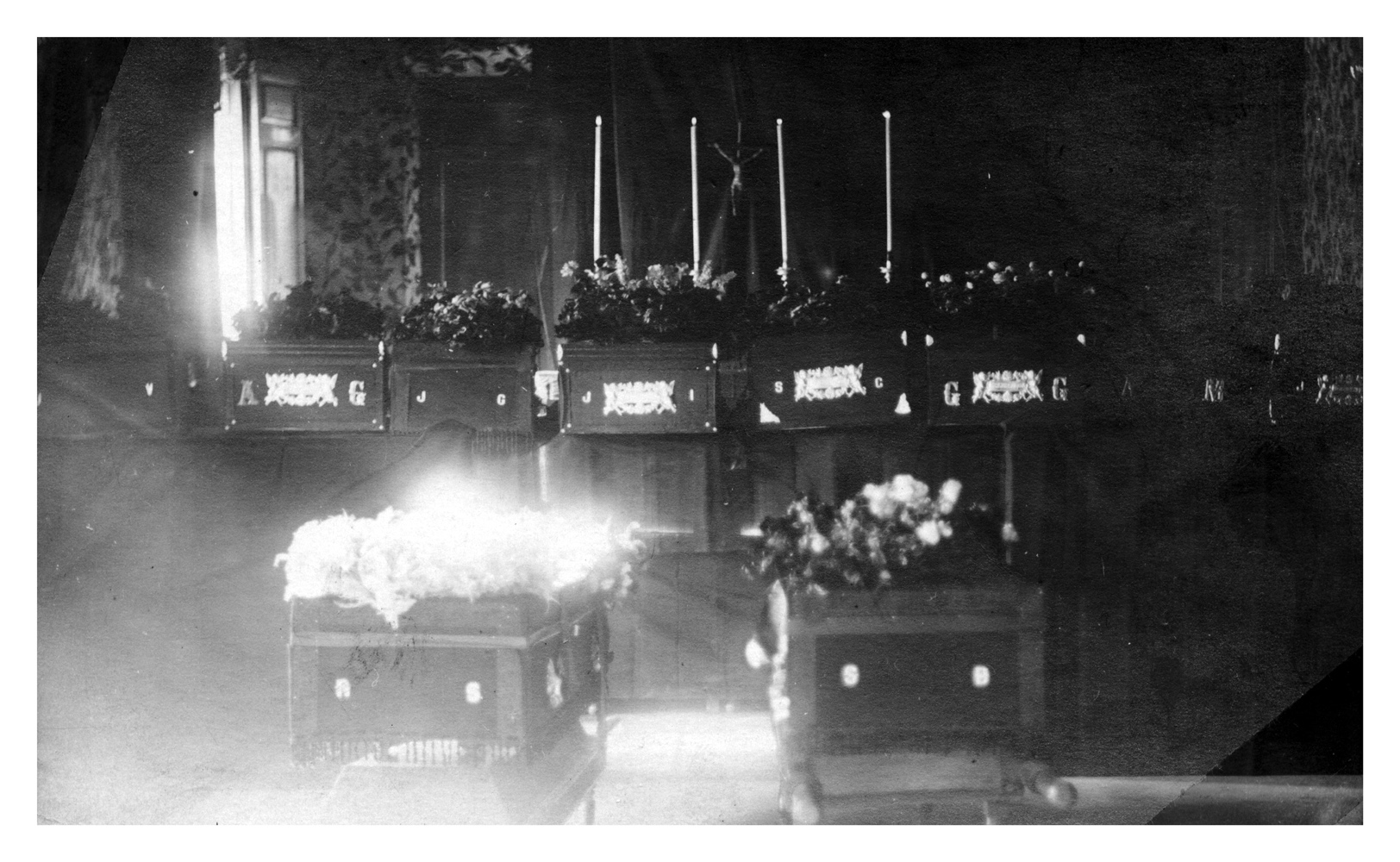 Imagen - Féretros en un velatorio en Pola de Laviana.