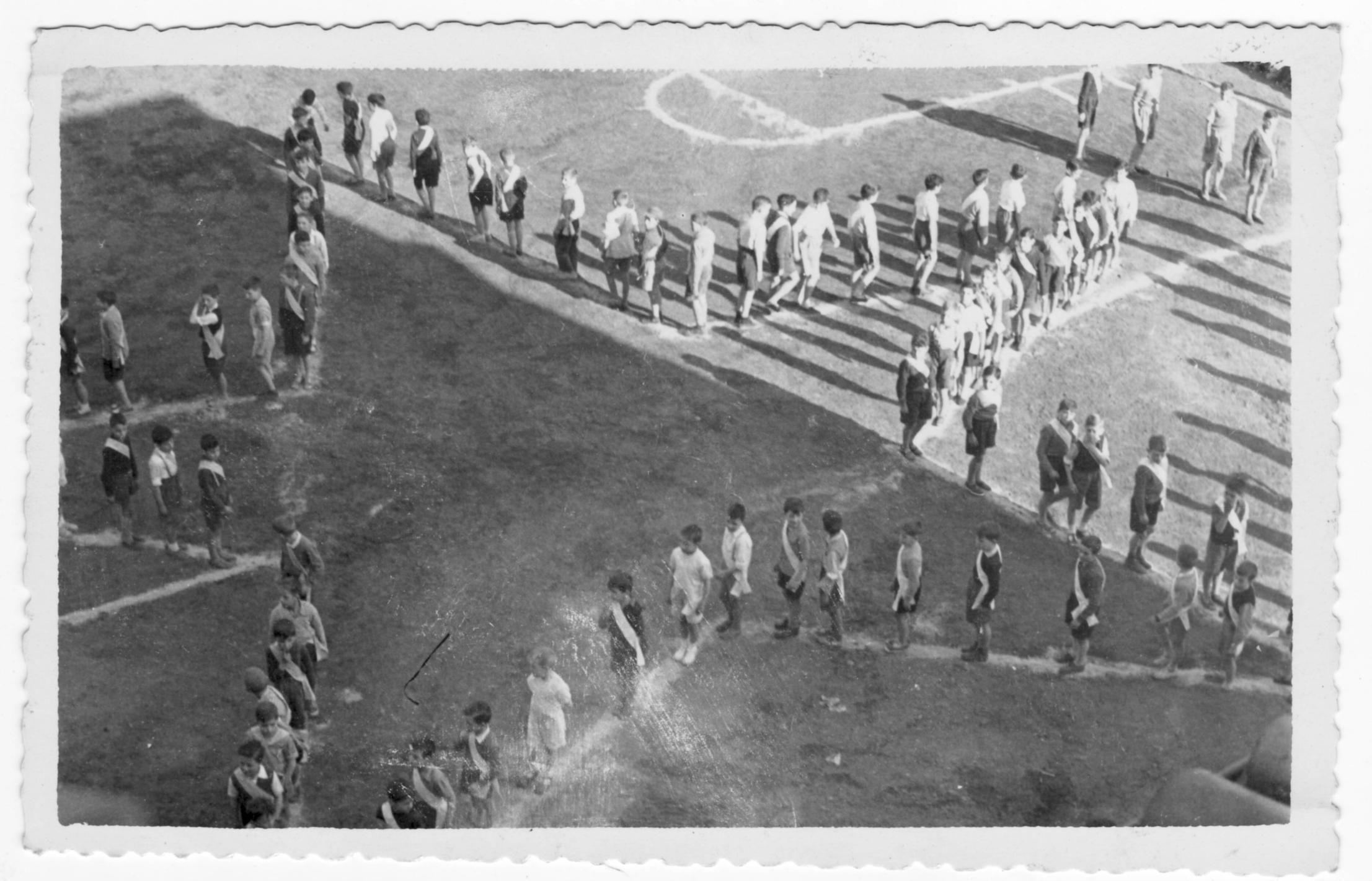 Imagen - Formando la estrella de La Salle, hacia 1950