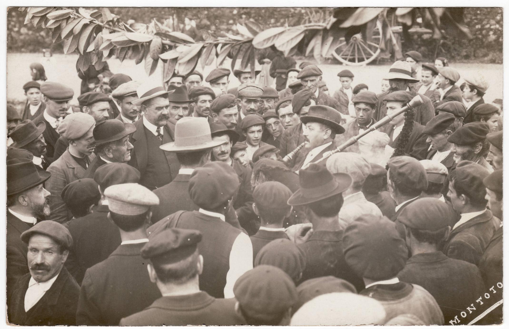 Imagen - Gaitero aficionado animando la fiesta en Villamayor