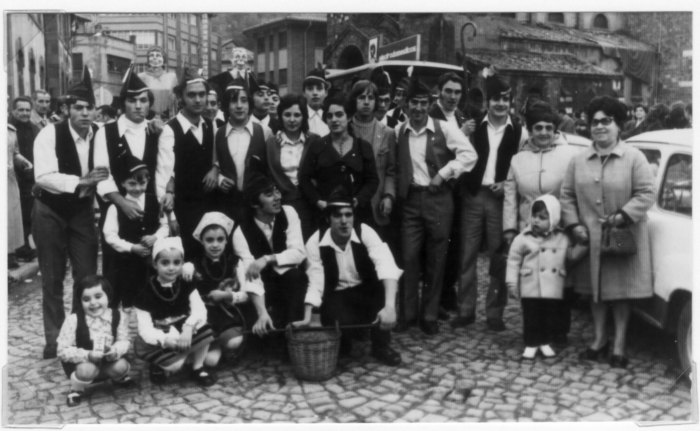 Imagen - Gigantes y alleranos junto a la iglesia de Moreda, 1972