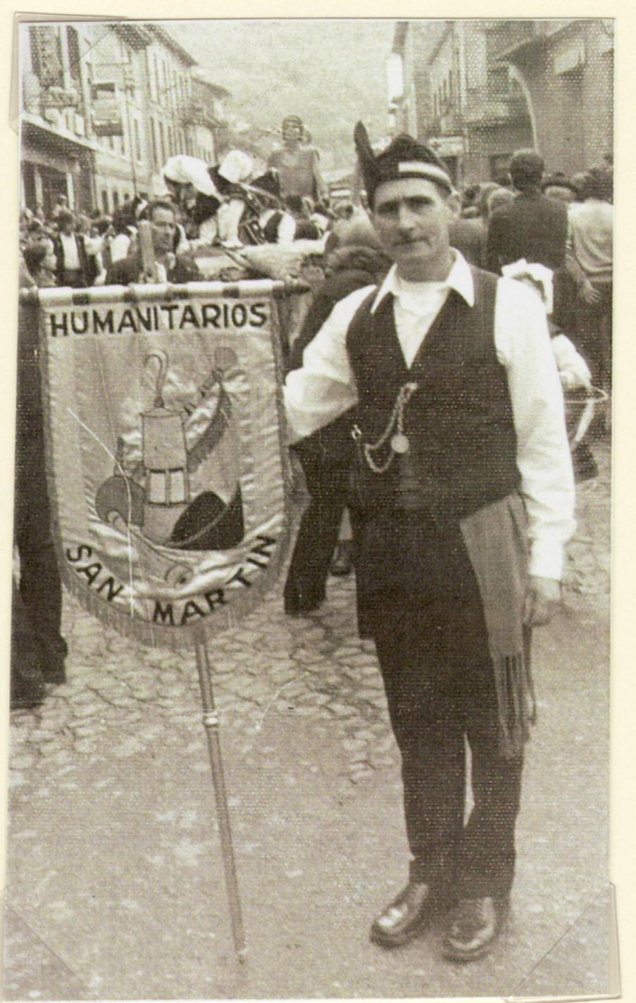 Imagen - Humanitario con el estandarte en el desfile de carrozas, 1972