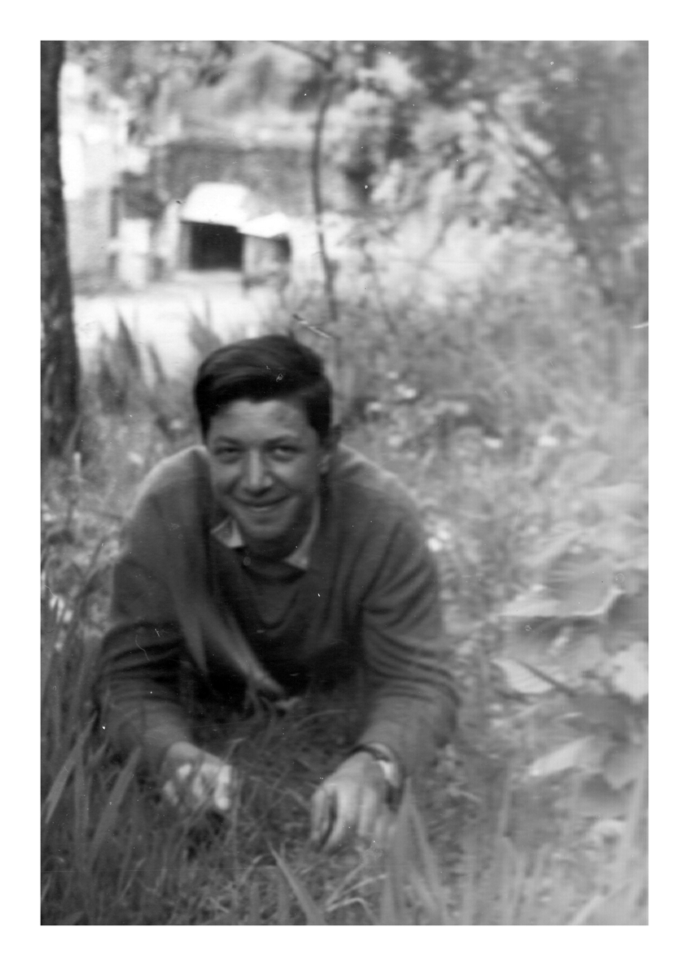 Imagen - José Suárez en la parte de atrás del colegio