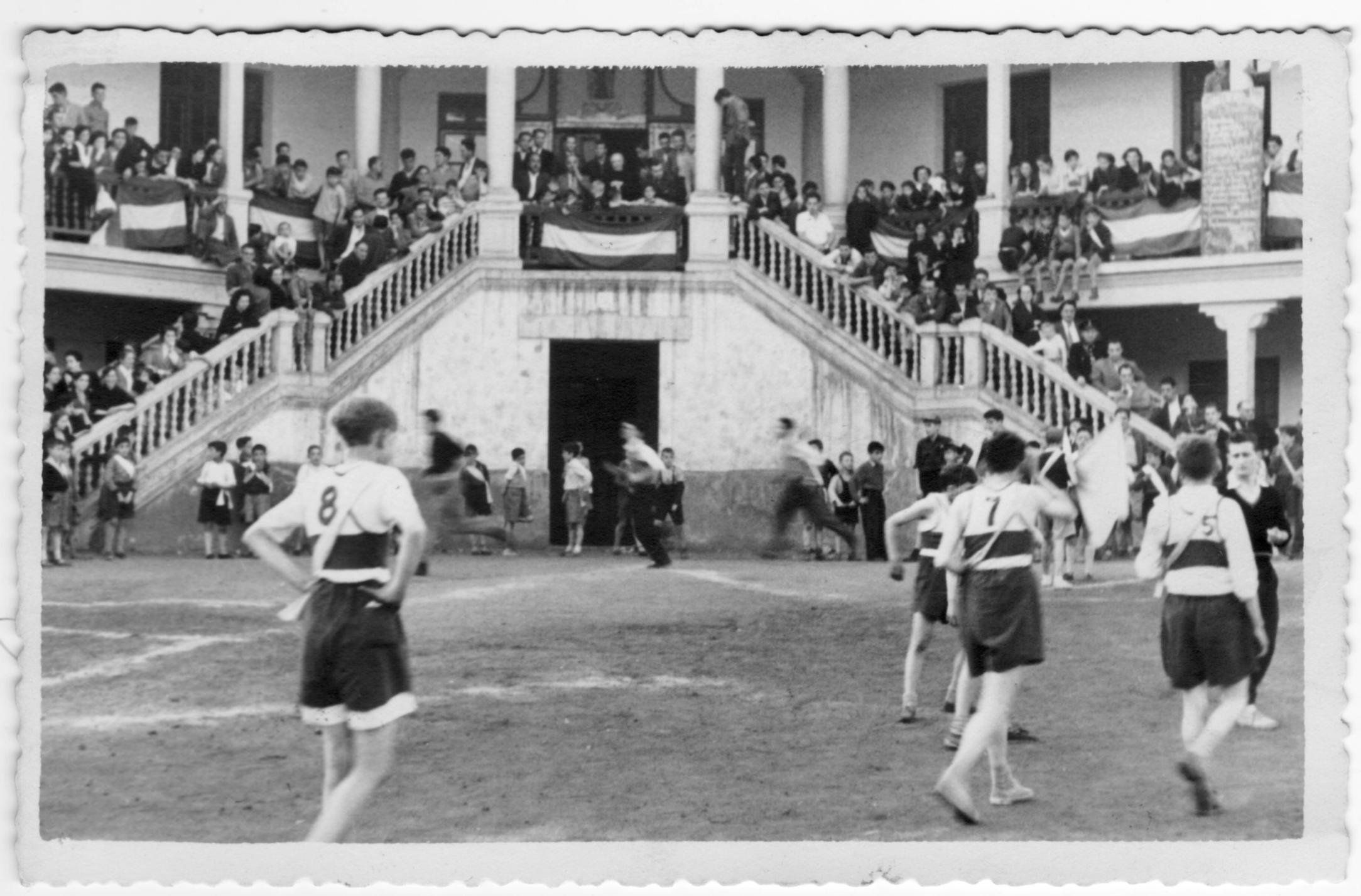 Imagen - Juegos durante la fiesta de Juan Bautista, Ujo, hacia 1950