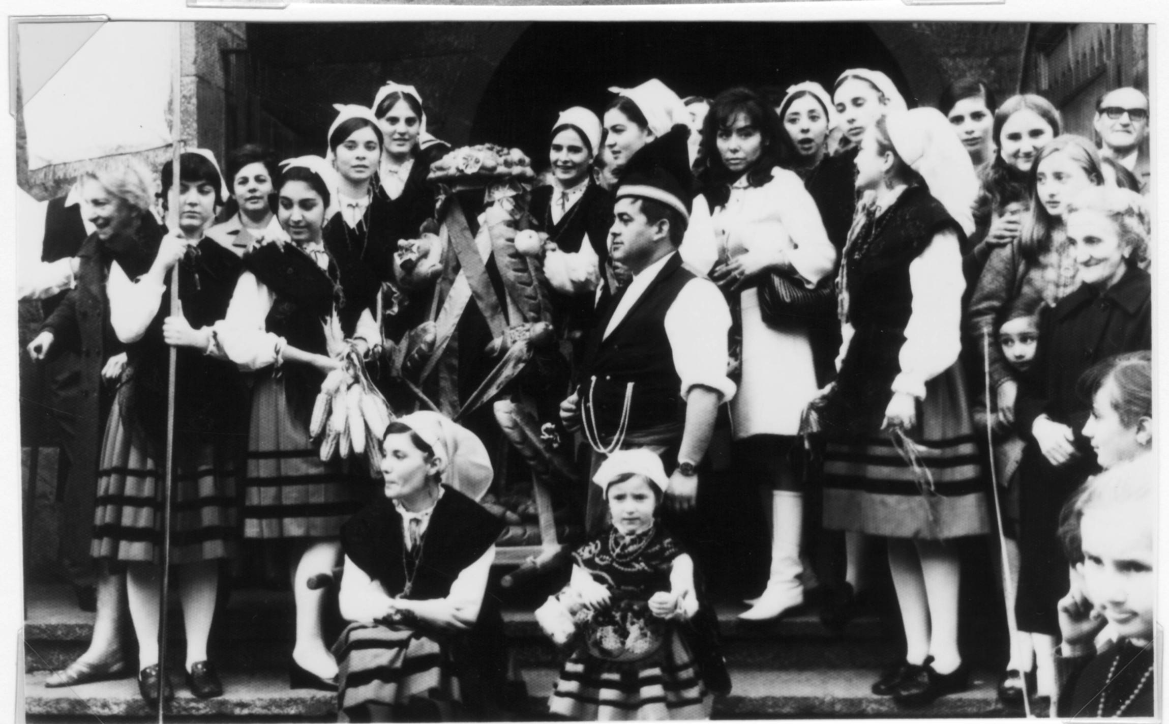 Imagen - Las xanas entorno al ramo de pan, 1969