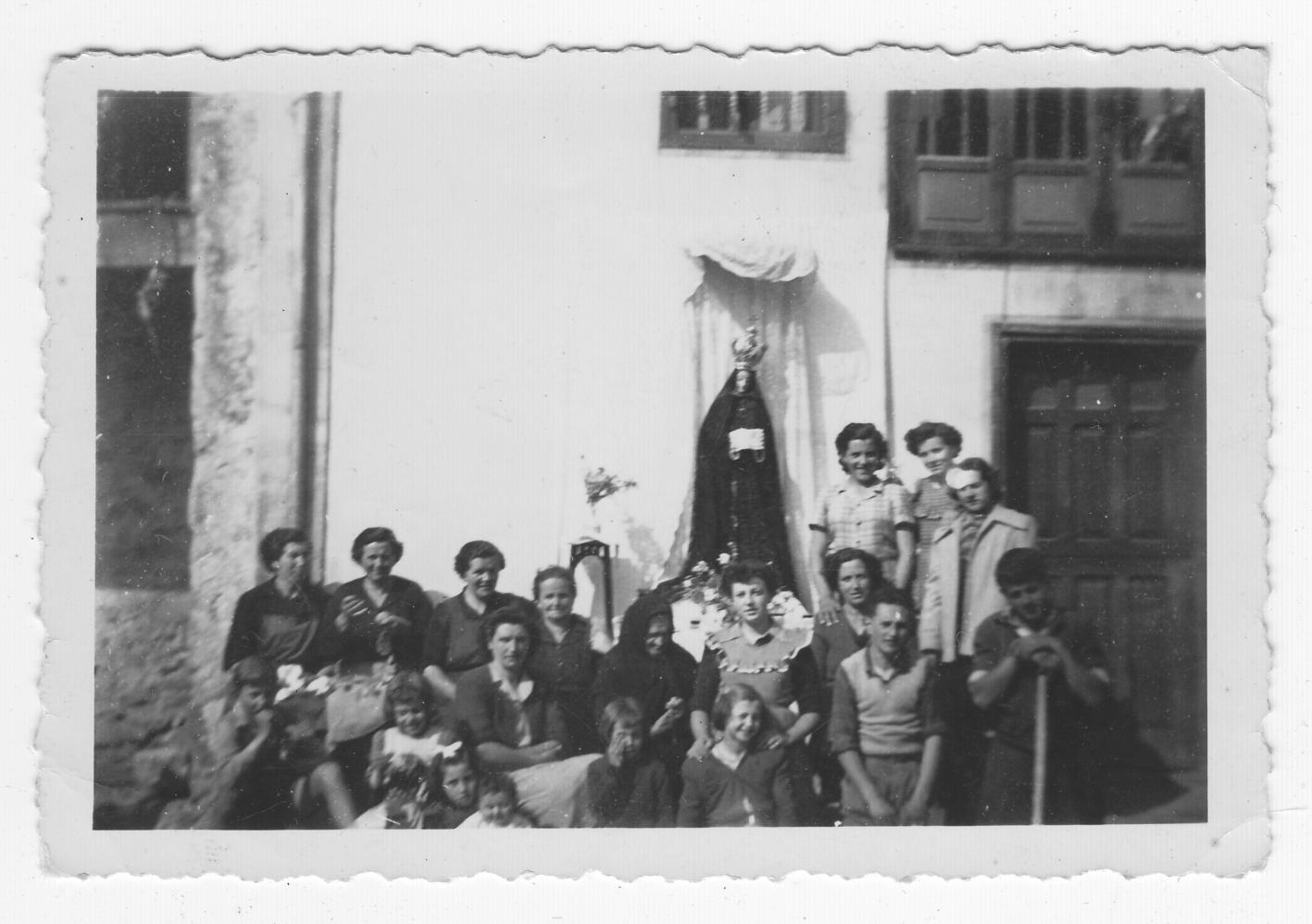 Imagen - Mujeres junto a la Virgen en Porrúa