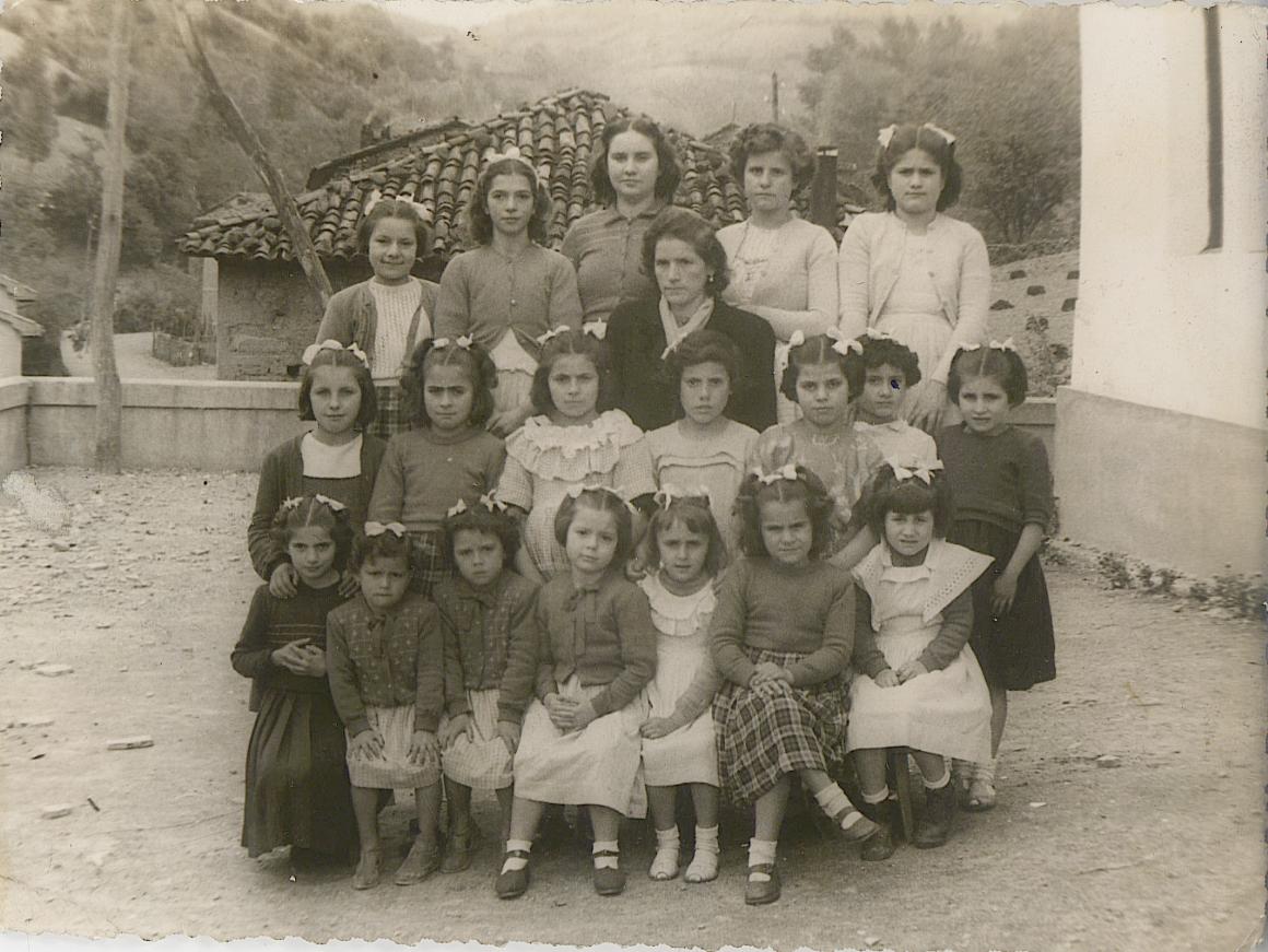 Imagen - Niñas en La escuela de La Hueria, hacia 1956