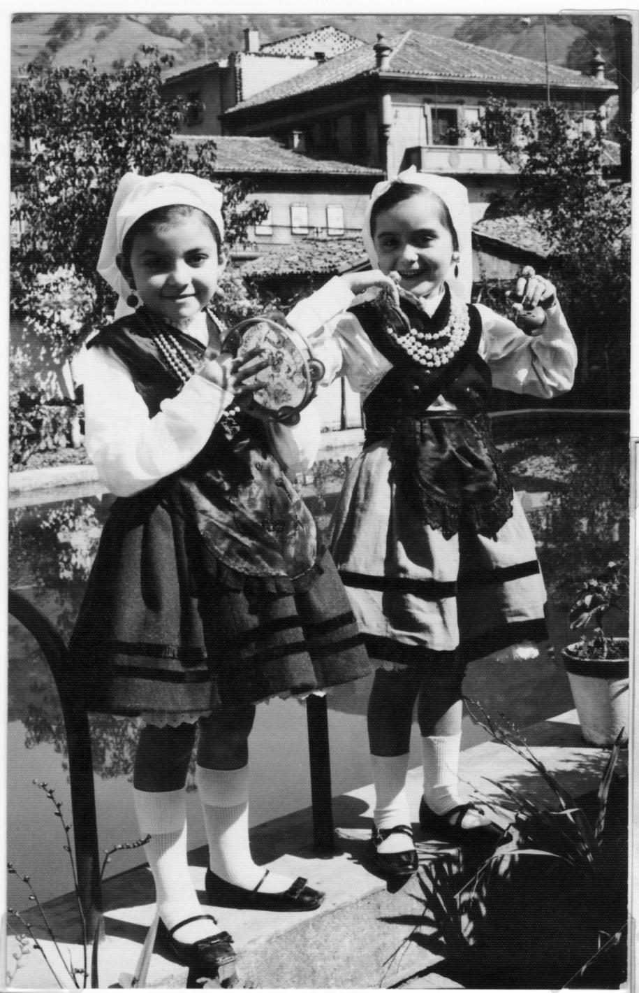 Imagen - Niñas vestidas de asturianas, Humanitarios de San Martin, 1966