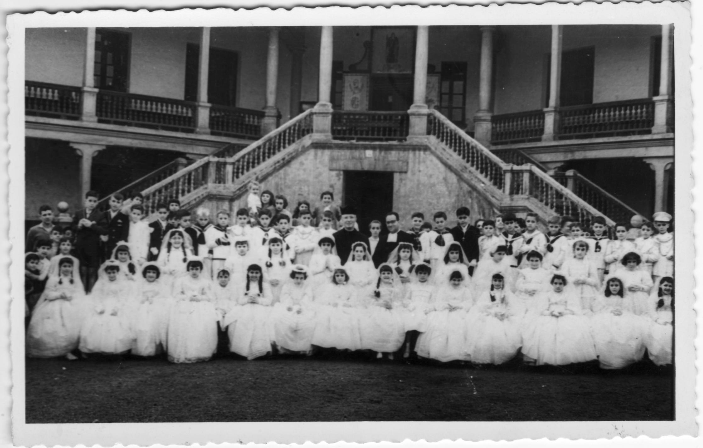 Imagen - Niñas y niños de Primera Comunión frente al colegio La Salle, Ujo, 1959 