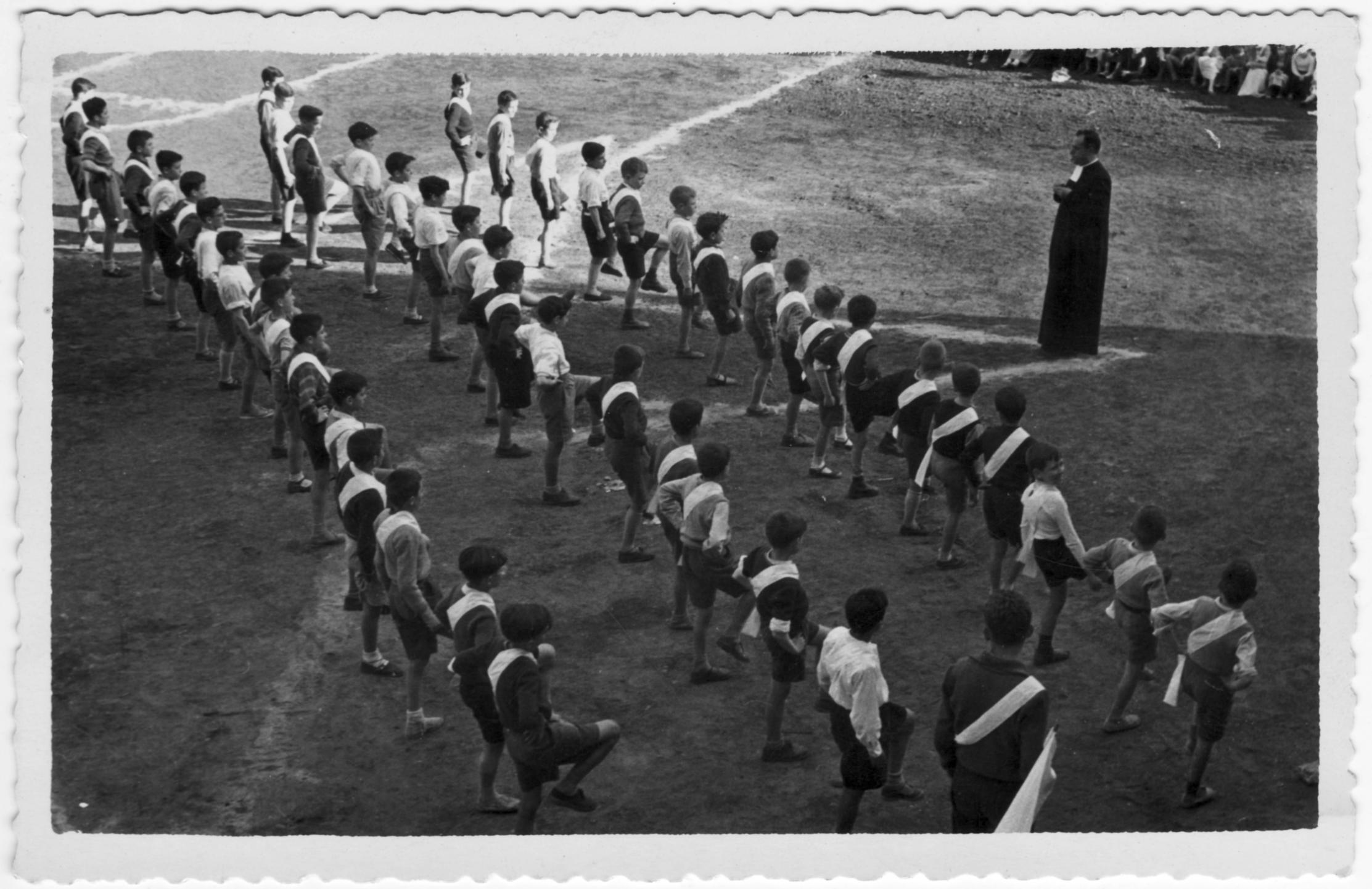 Imagen - Niños de La Salle en formación, hacia 1950