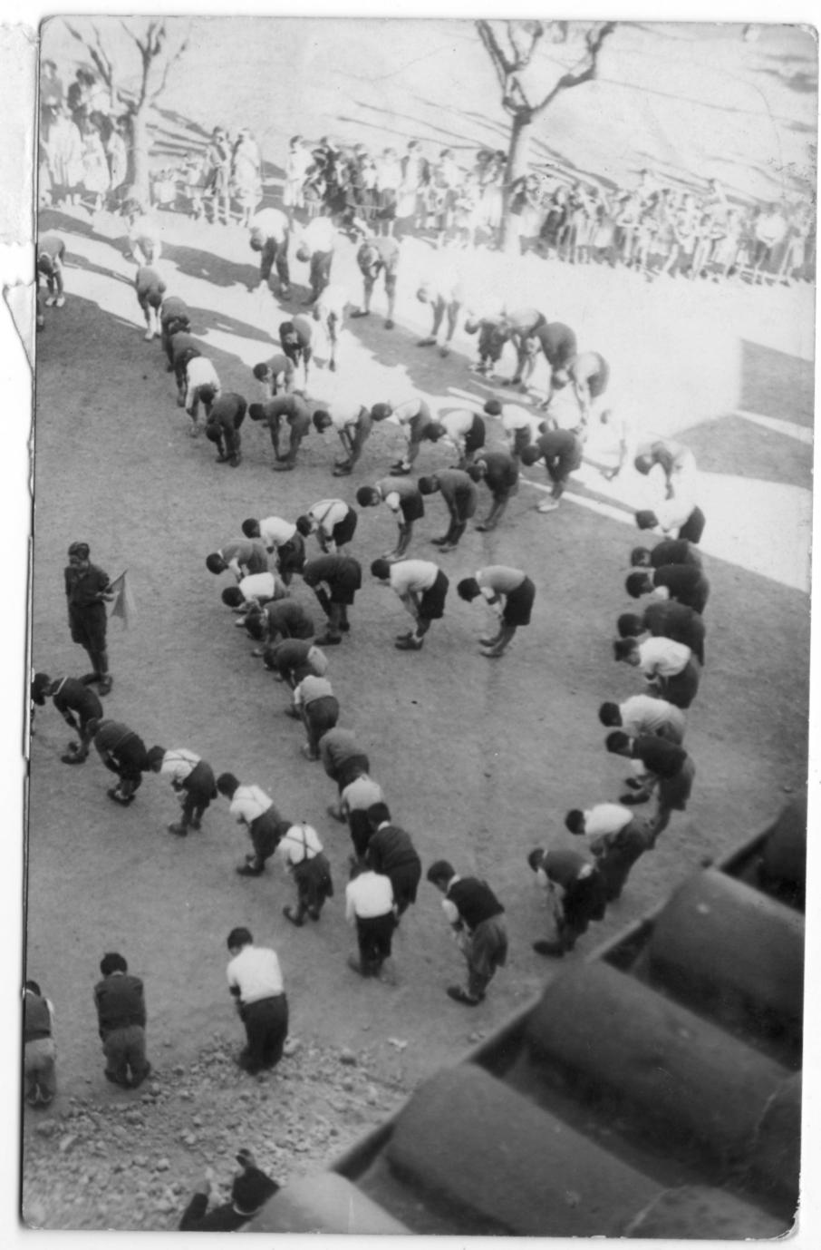 Imagen - Niños lasalianos en forma de estrella, hacia 1950