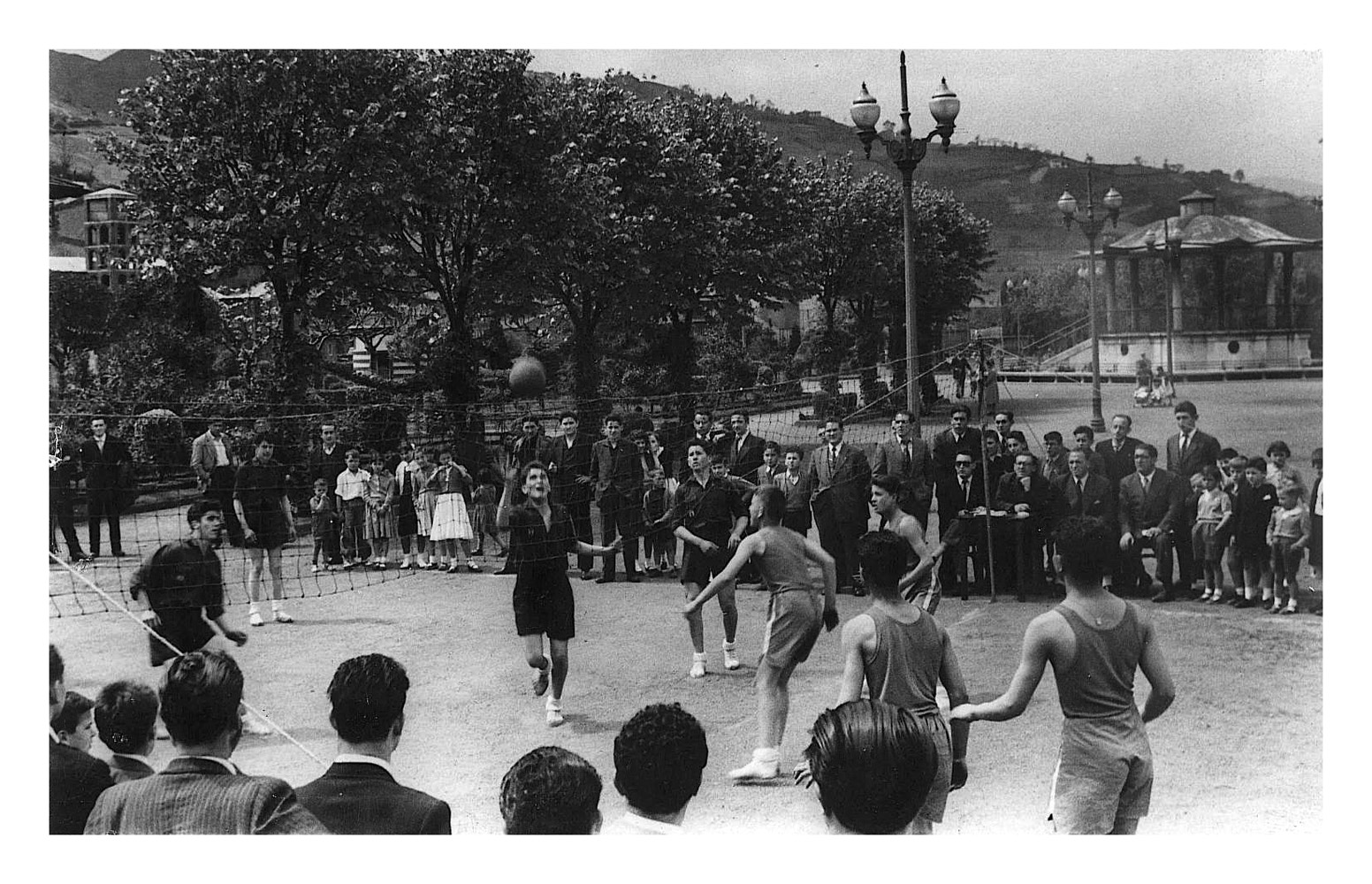 Imagen - Partido de balonvolea en el Parque de La Laguna