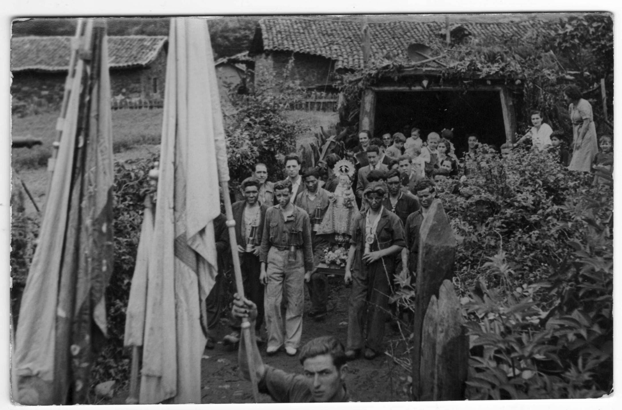 Imagen - Procesión de mineros con La Santina, año 1951