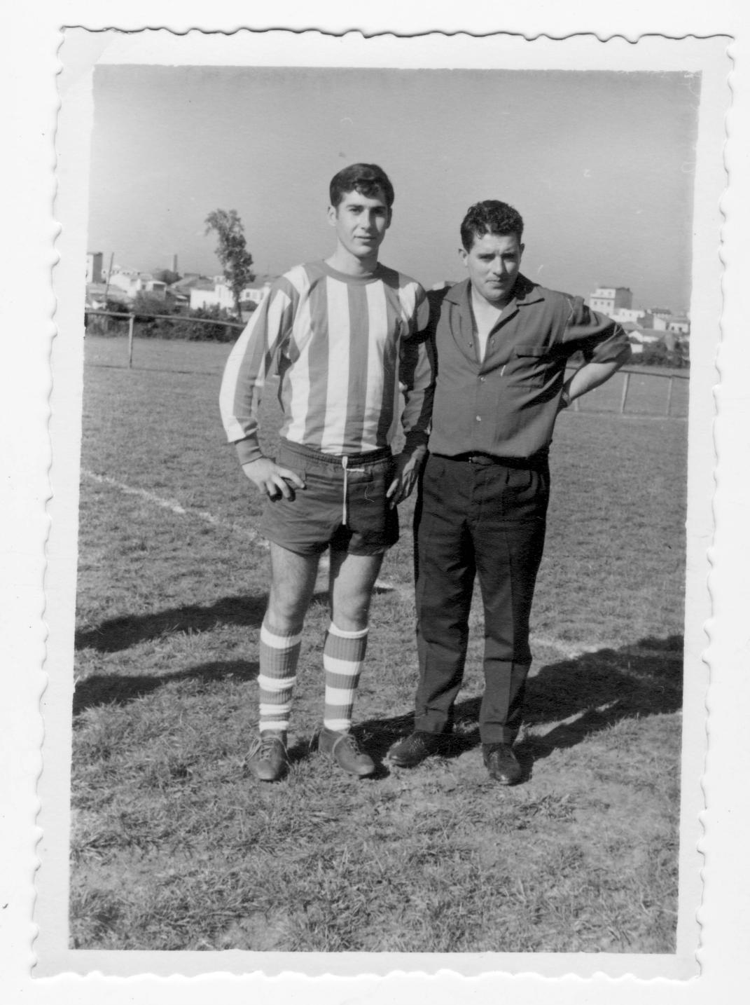 Imagen - Tachín con un jugador de fútbol en La Camocha, hacia 1970