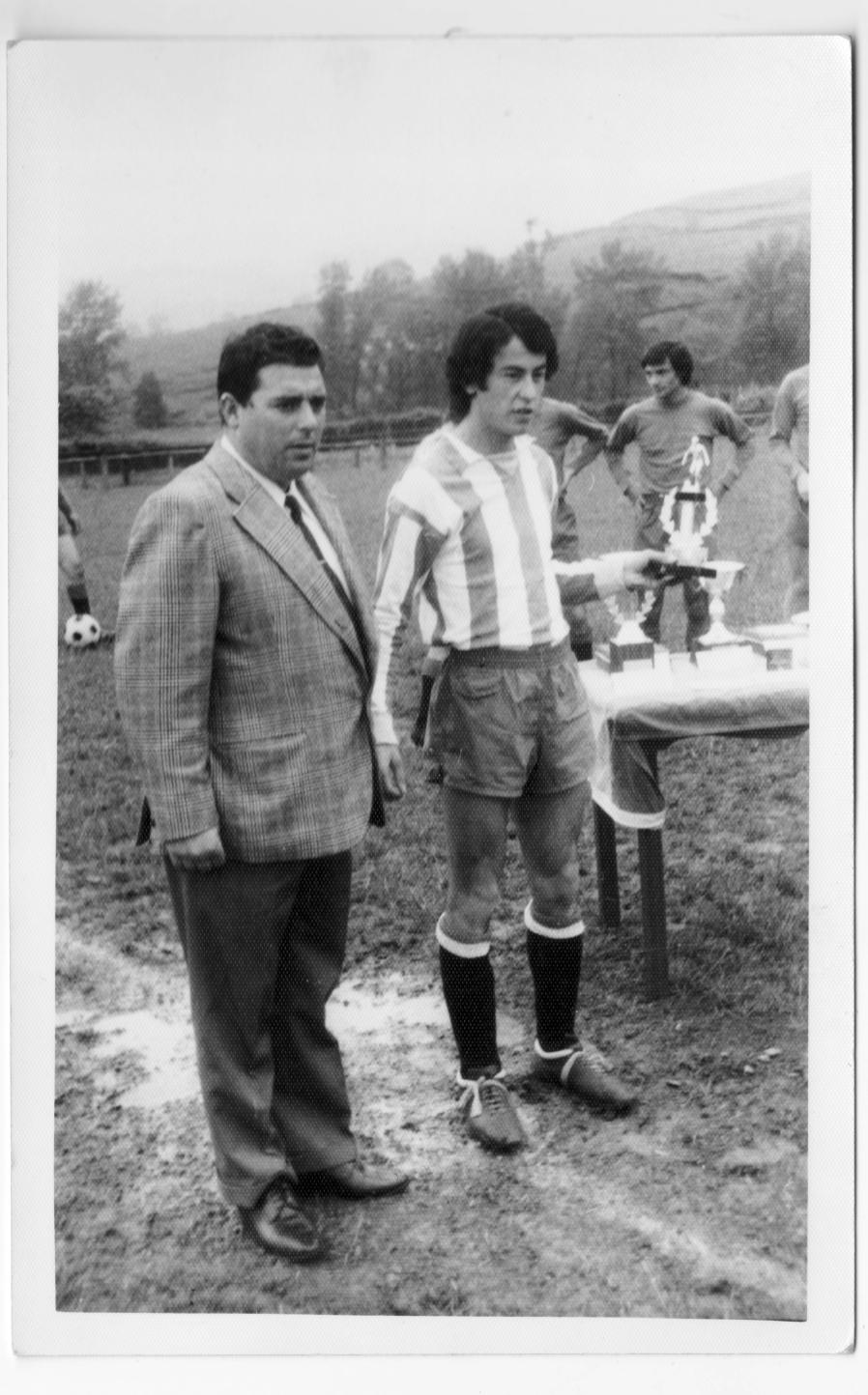 Imagen - Tachín en la entrega de trofeos, La Camocha, hacia 1974