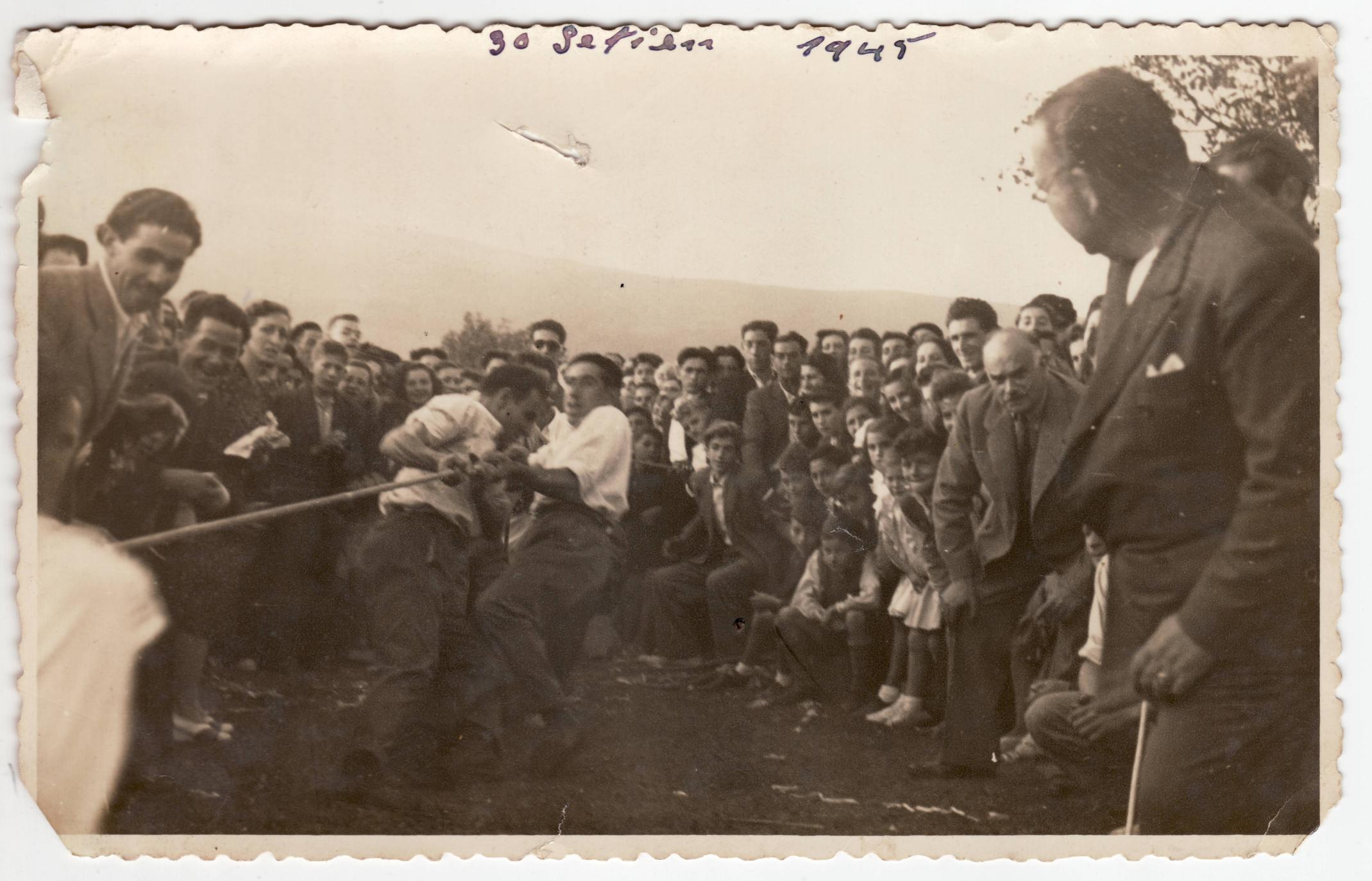 Imagen - Tiro de cuerda en la parroquia de Valle, en 1945
