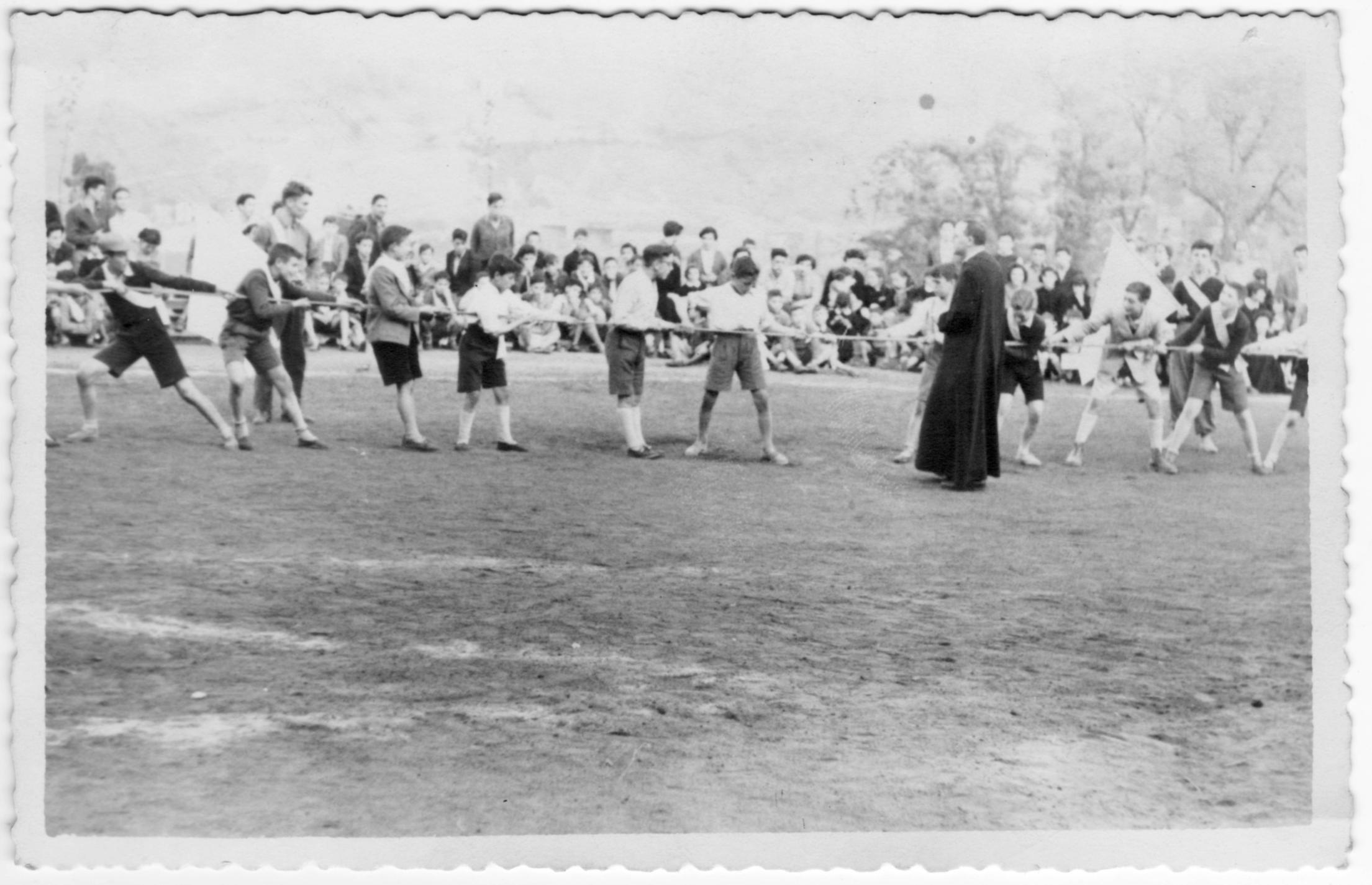 Imagen - Tiro de la cuerda en La Salle, Ujo, hacia 1950