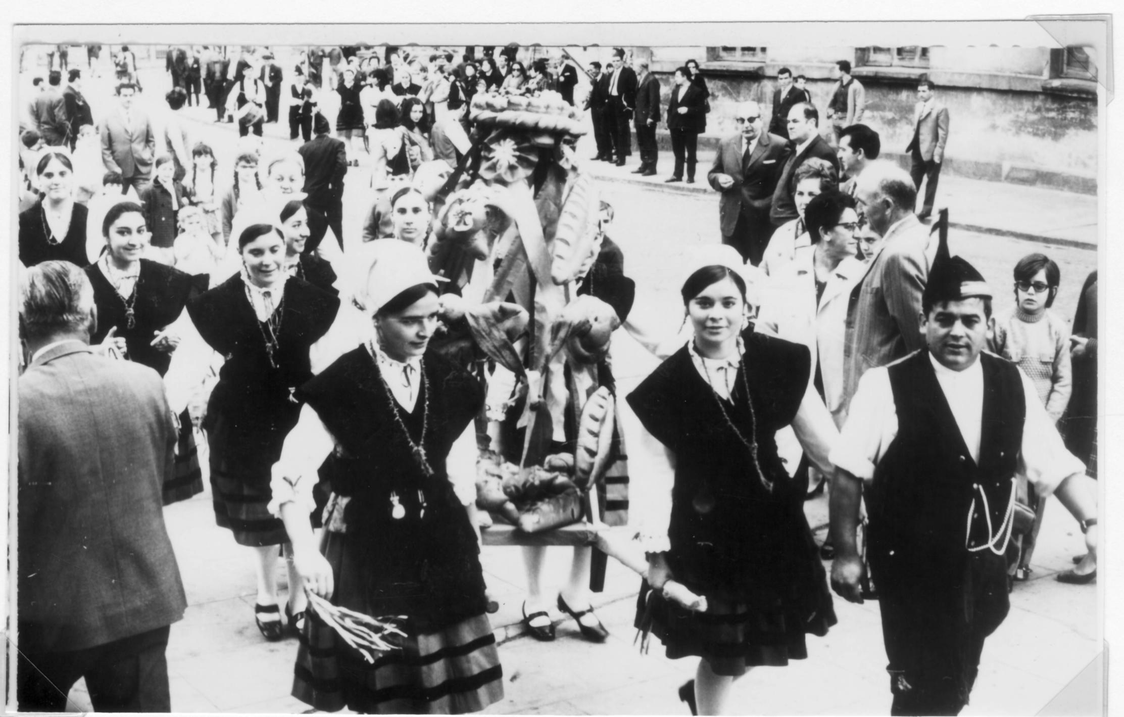 Imagen - Un grupo de Xanas con el ramo, 1969