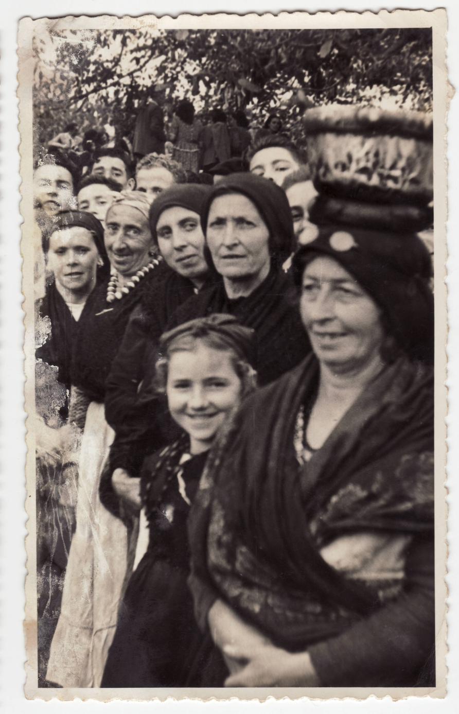 Imagen - Vecinos de la parroquia de Valle en fiestas, 1948