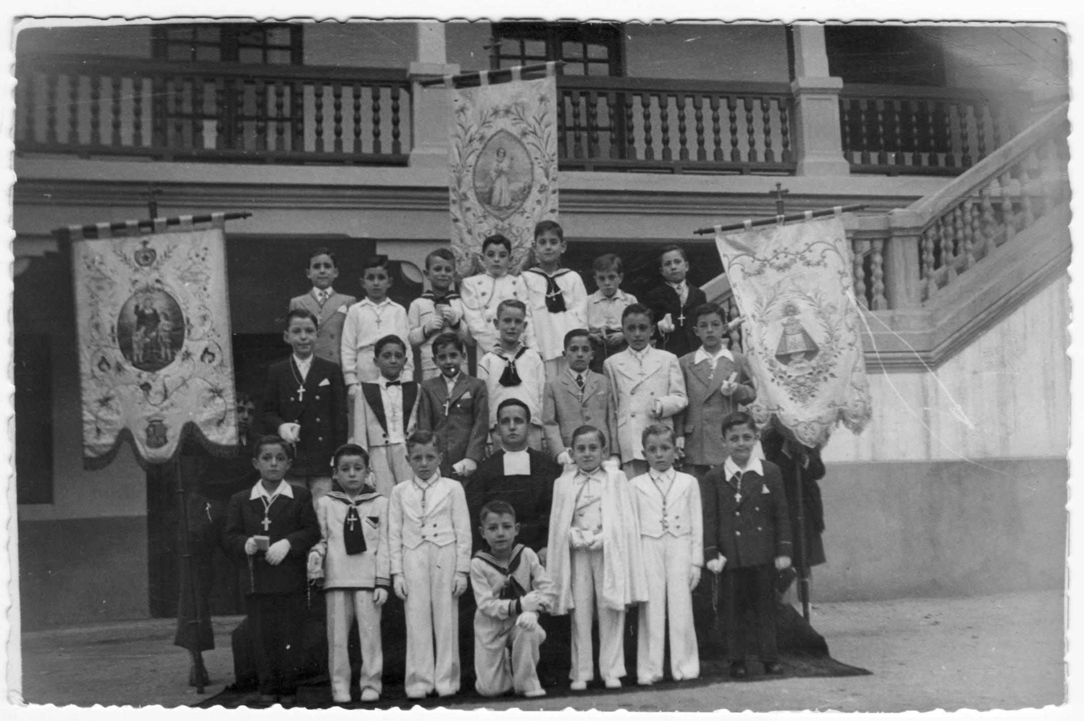 Imagen - Vestidos de Comunión y con los estandartes de La Salle, hacia 1947