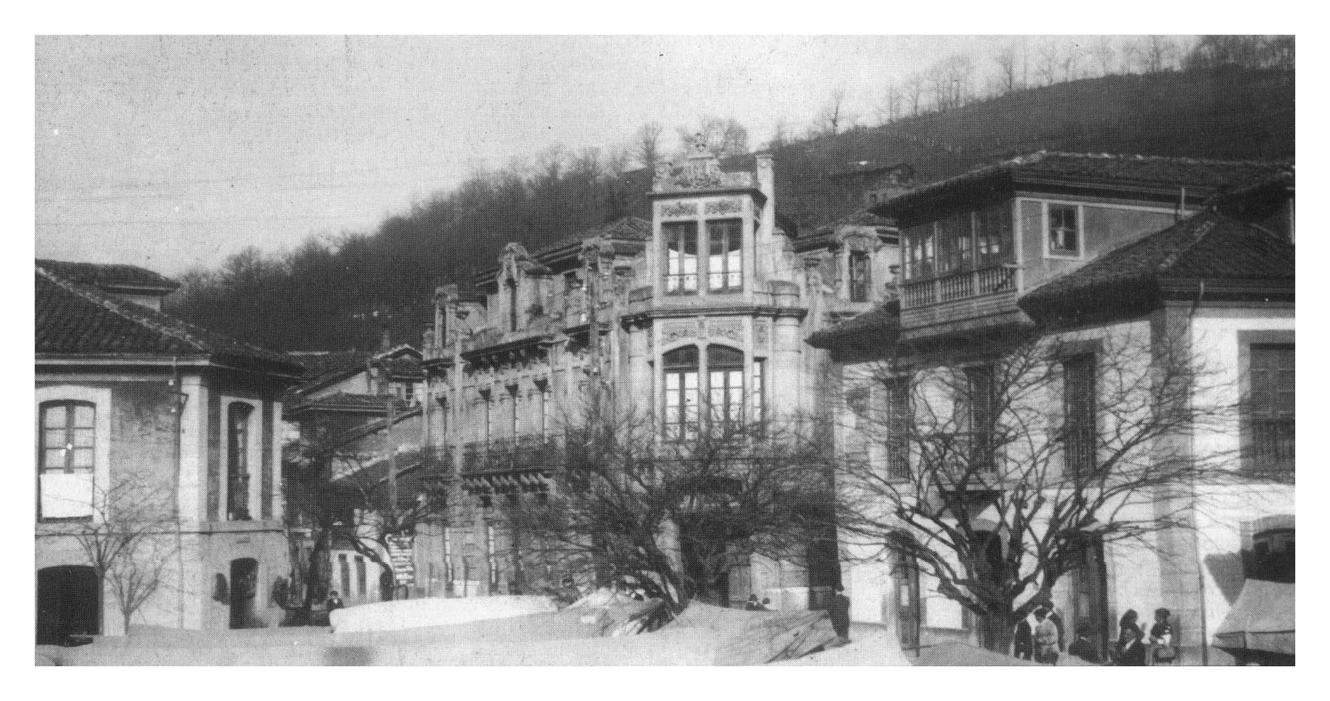 Imagen - Vista desde un andamio del mercado de Laviana, año 1920.