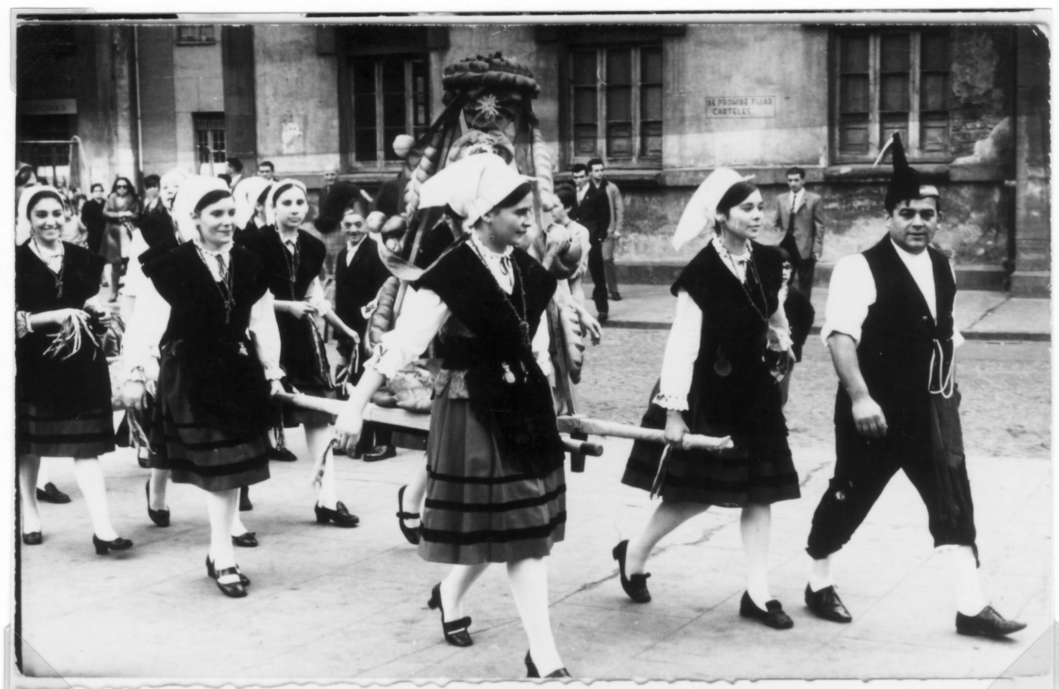 Imagen - Xanas con el ramo hacia la igleisa para su bendición, 1969