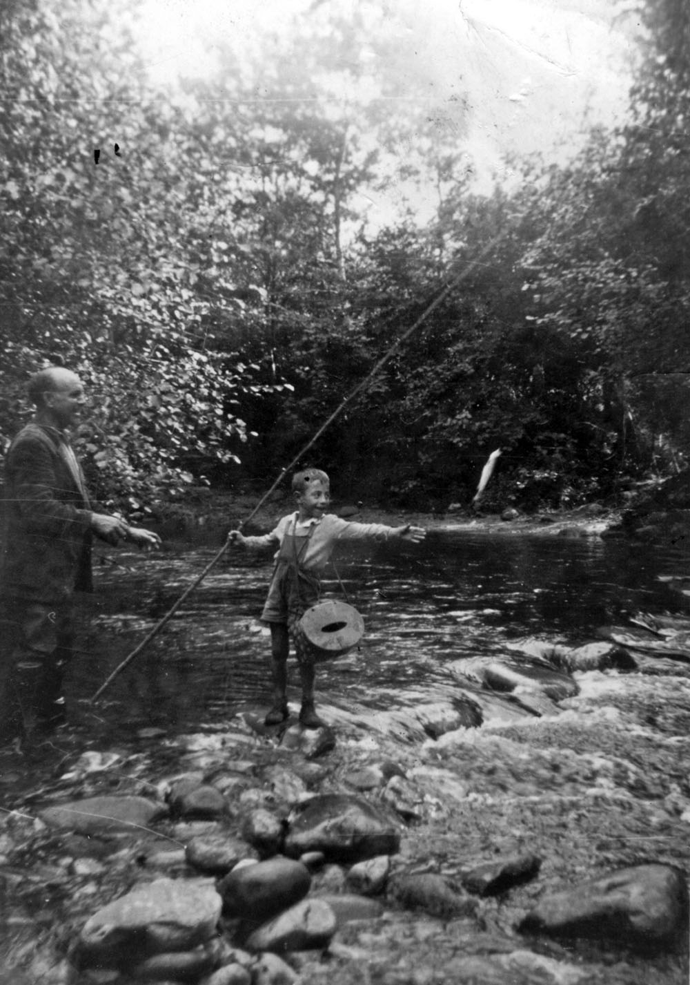 Imagen - Angelín aprendiendo a pescar con su padre Antonio en el río Color, Priede, (Piloña) hacia 1960.
