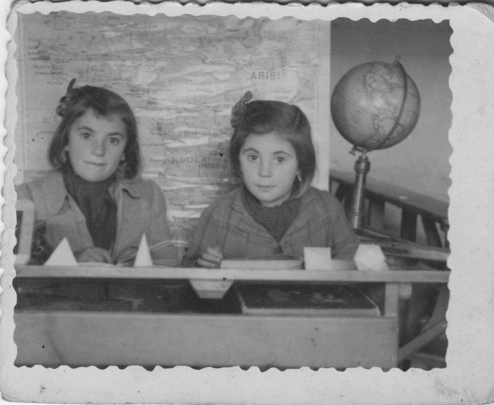 Imagen - Avelina y Pilar en las escuelas de Sariego