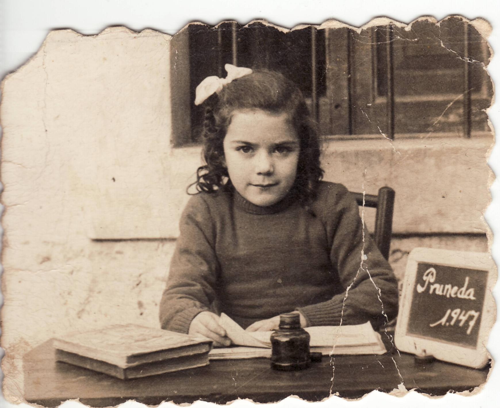 Imagen - Carmen en el Colegio de Pruneda, Nava, en 1947