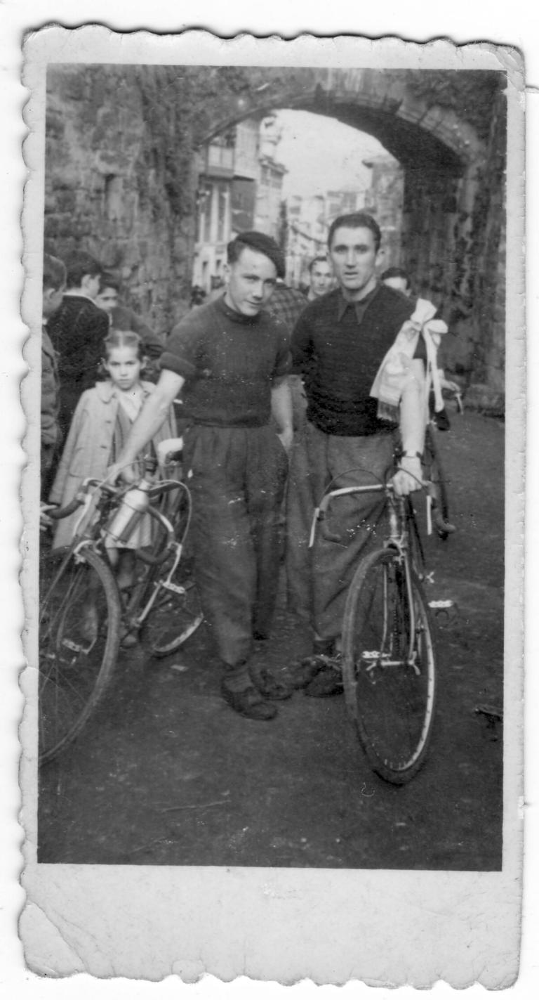 Imagen - Ciclistas en Salas en 1935