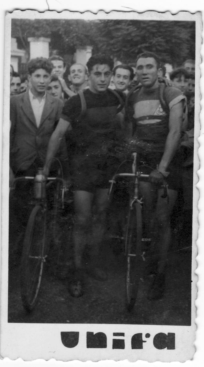 Imagen - Ciclistas en Tineo, hacia 1935